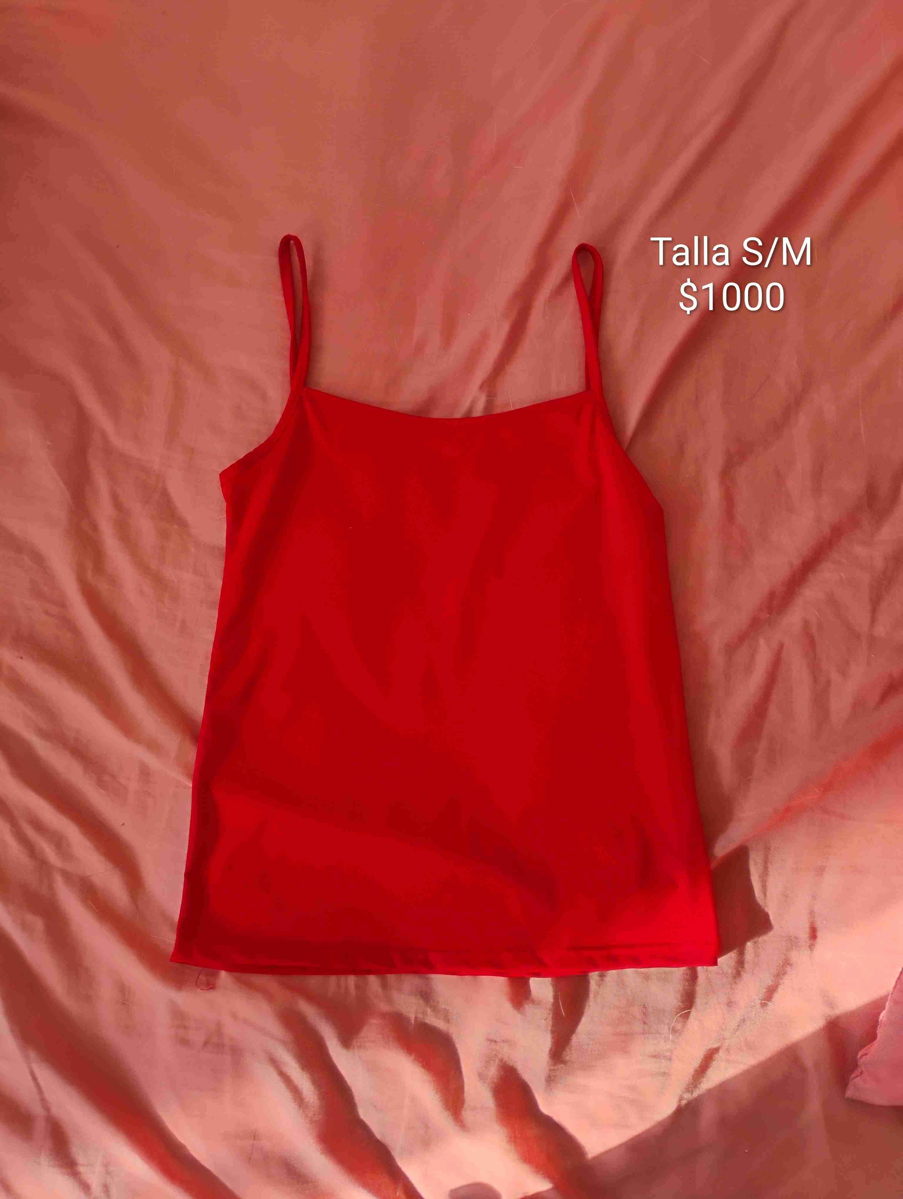 Polera roja sin mangas