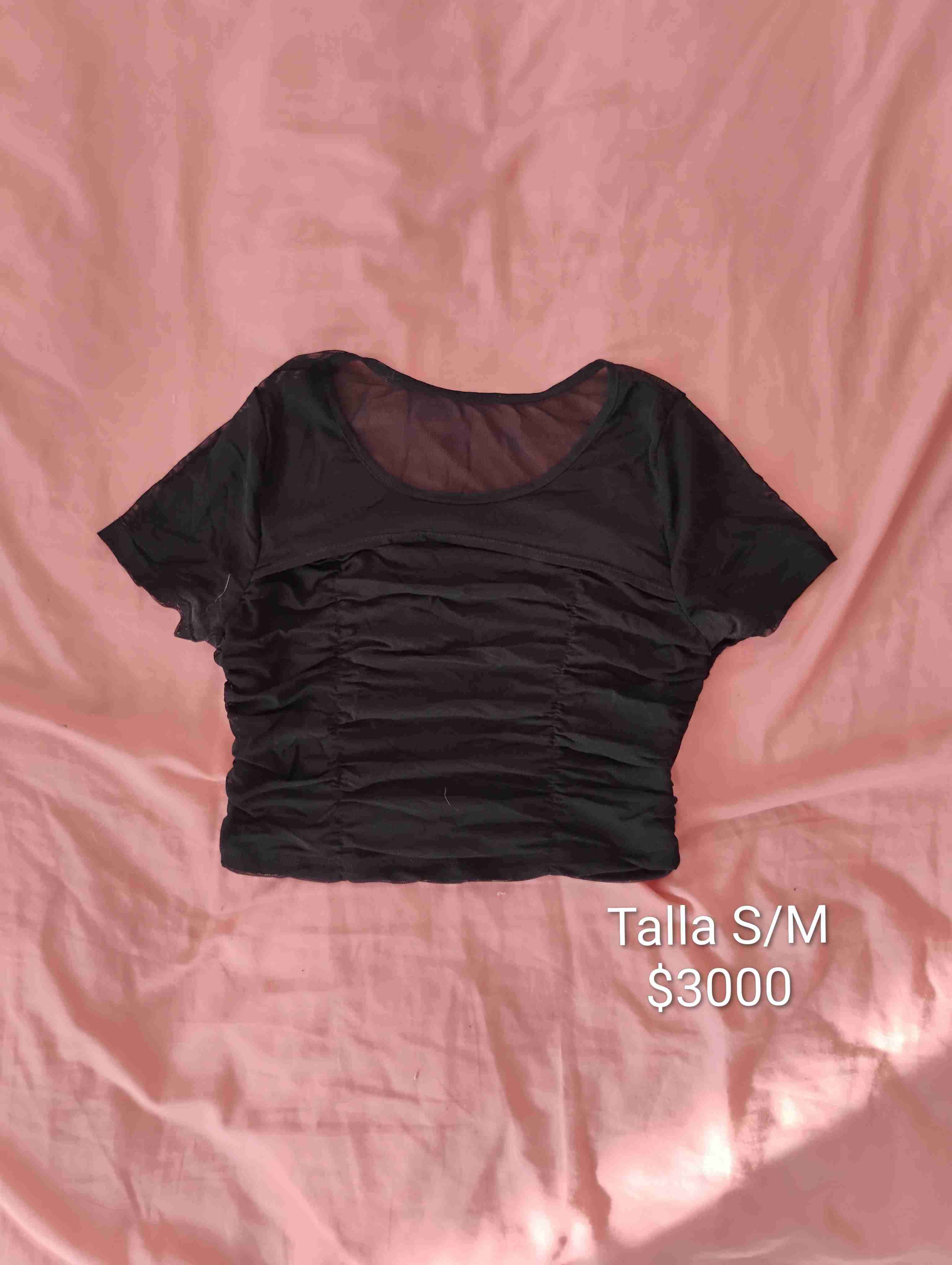 Polera negra ajustada