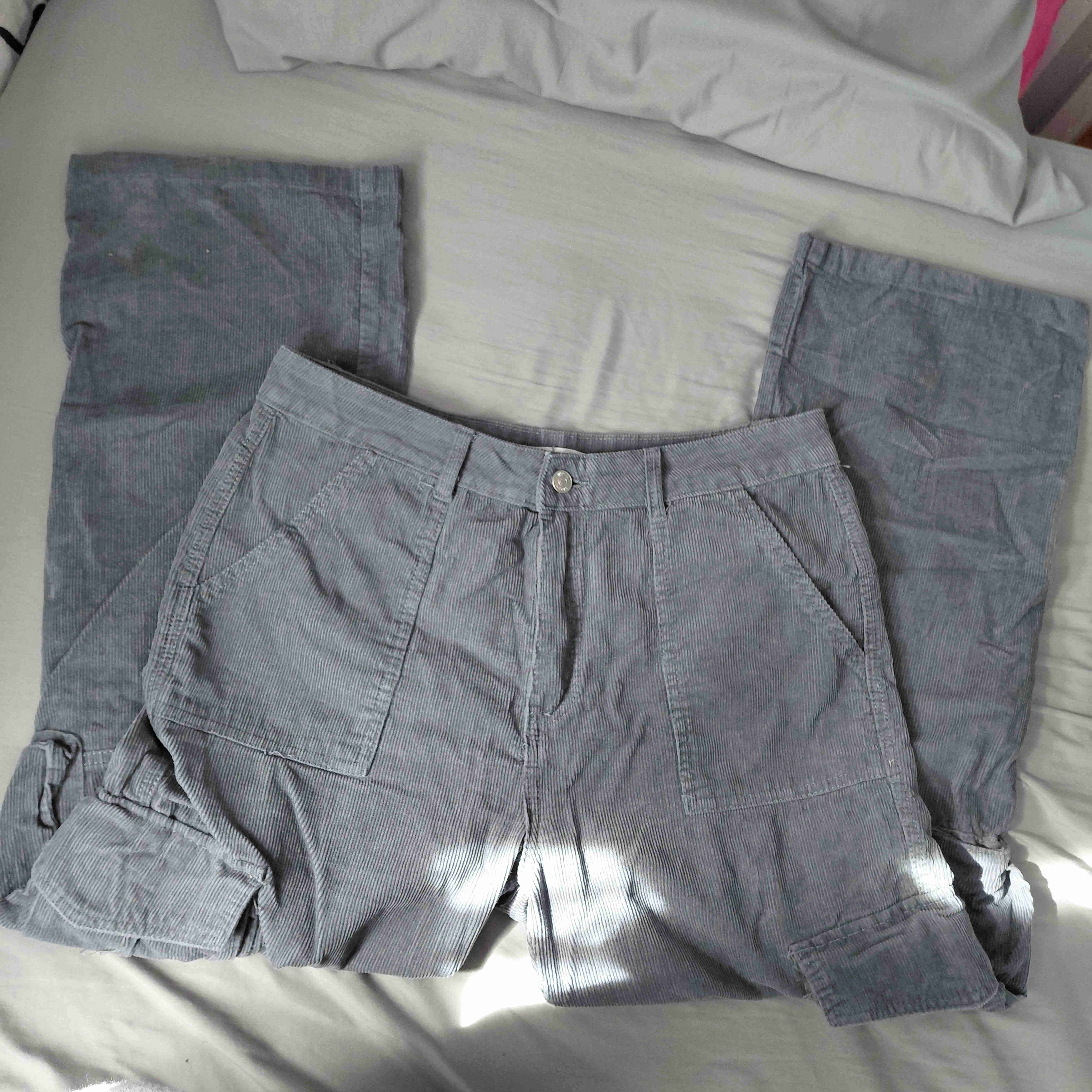 Pantalón gris estilo cargo - miniatura 1