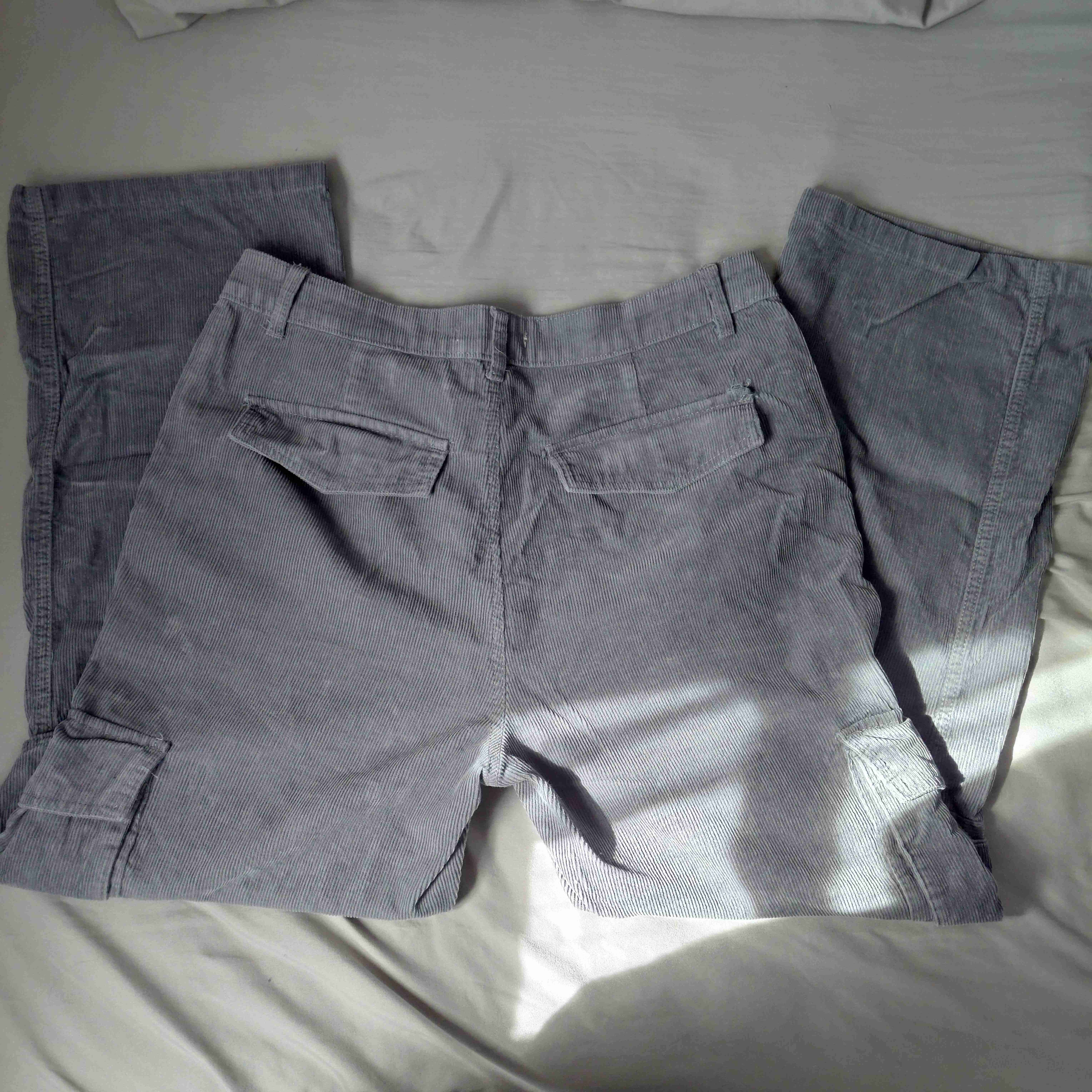 Pantalón gris estilo cargo - miniatura 2