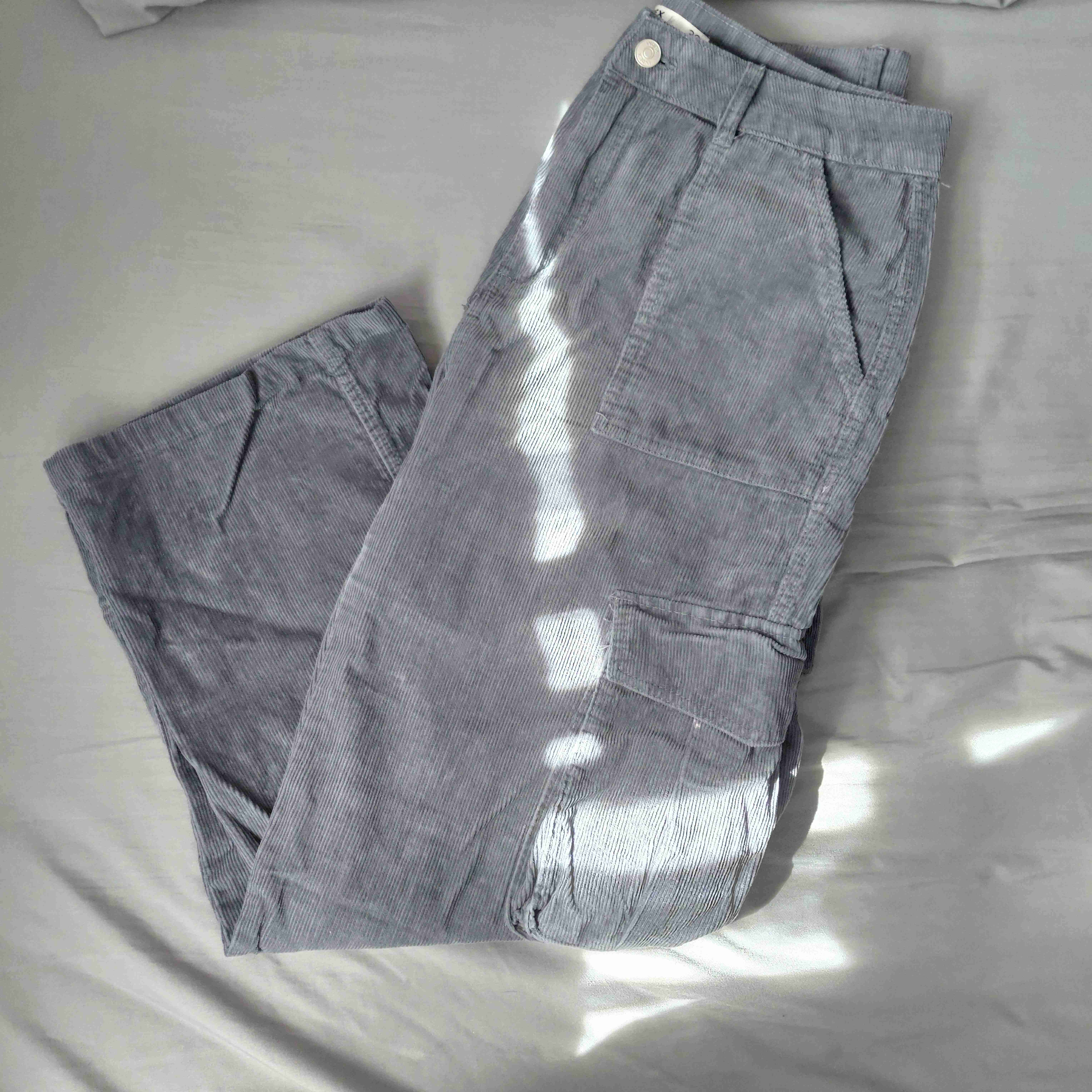 Pantalón gris estilo cargo - miniatura 3