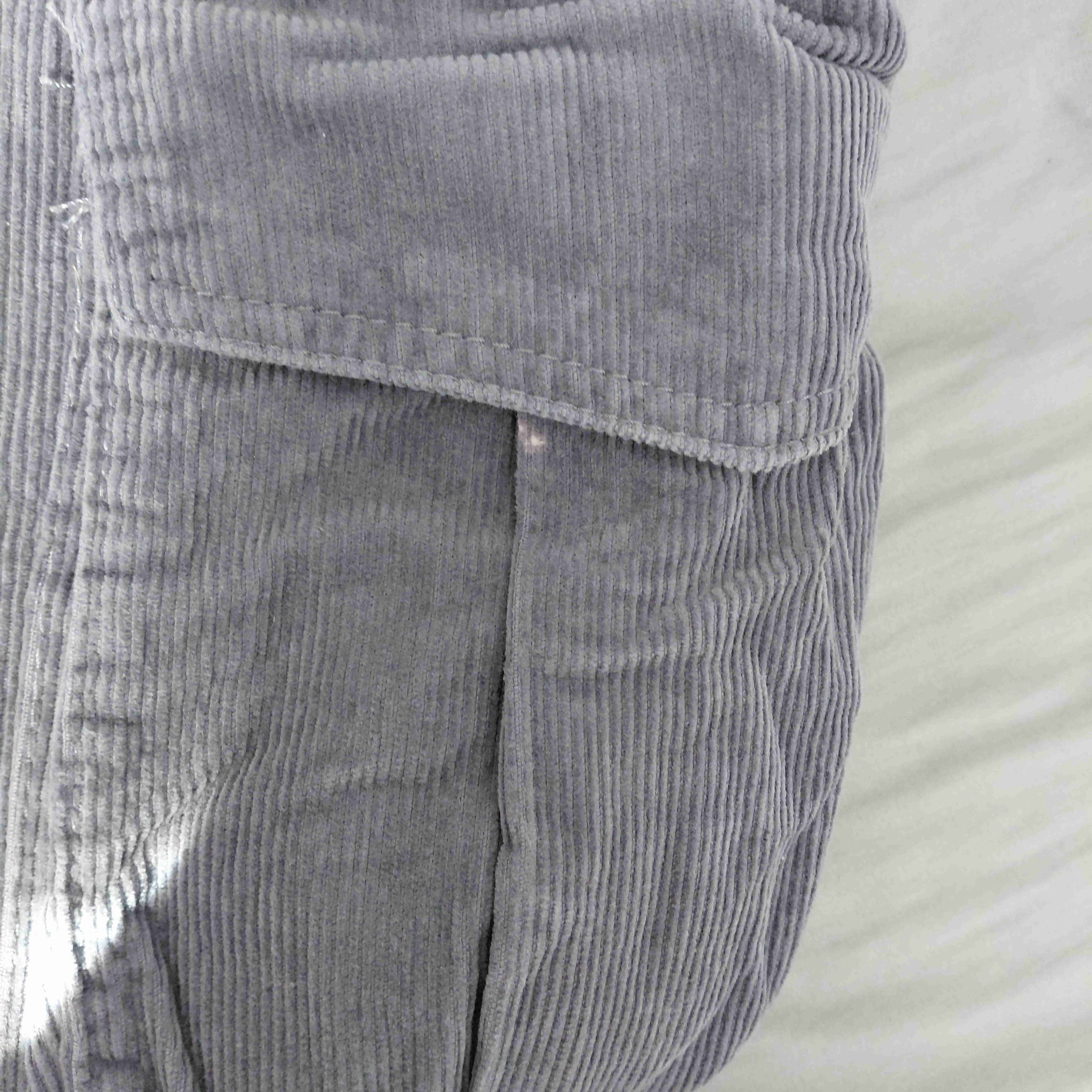 Pantalón gris estilo cargo - miniatura 4