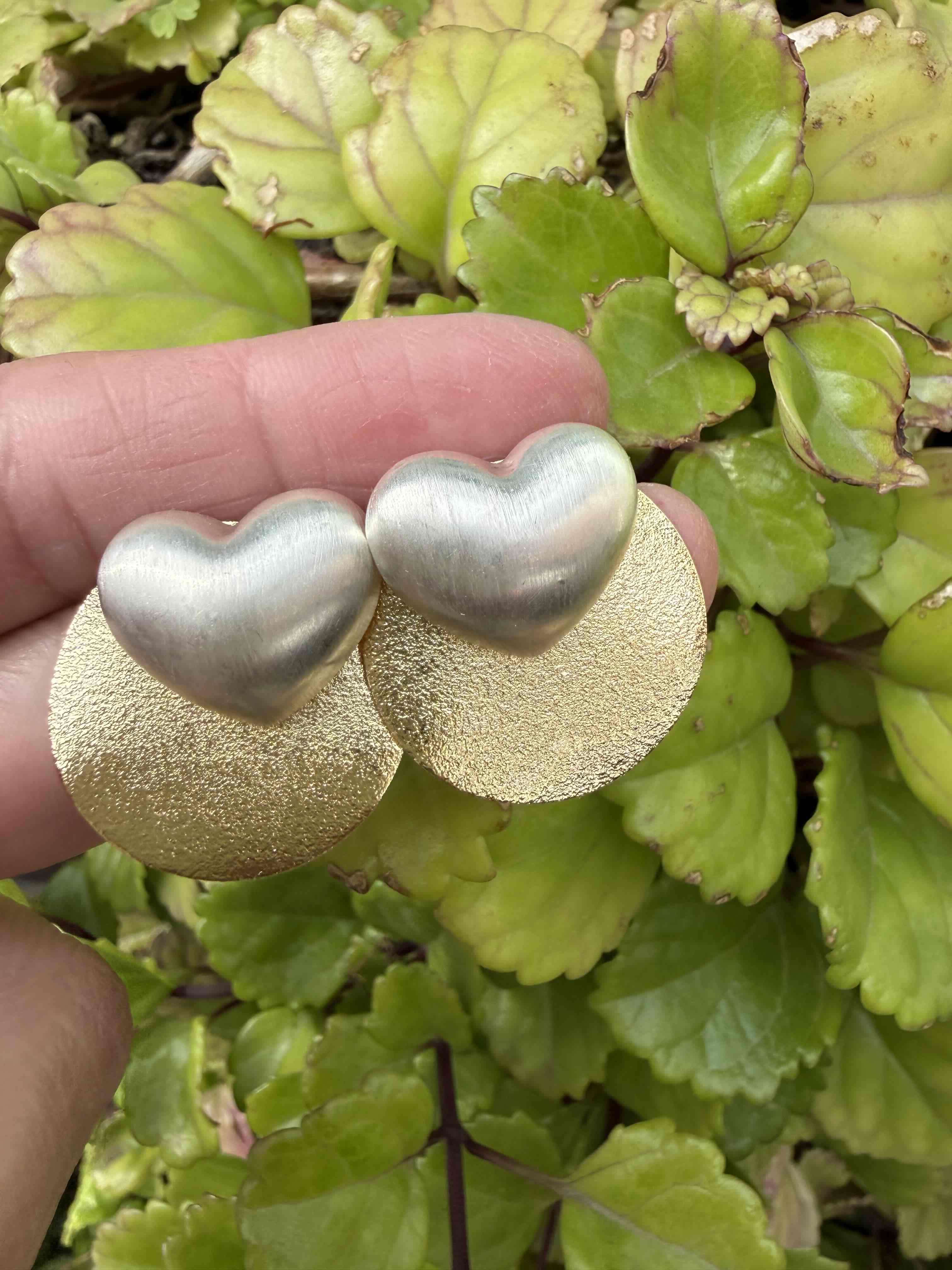 Aros dorados peltre con corazón y círculo - 4