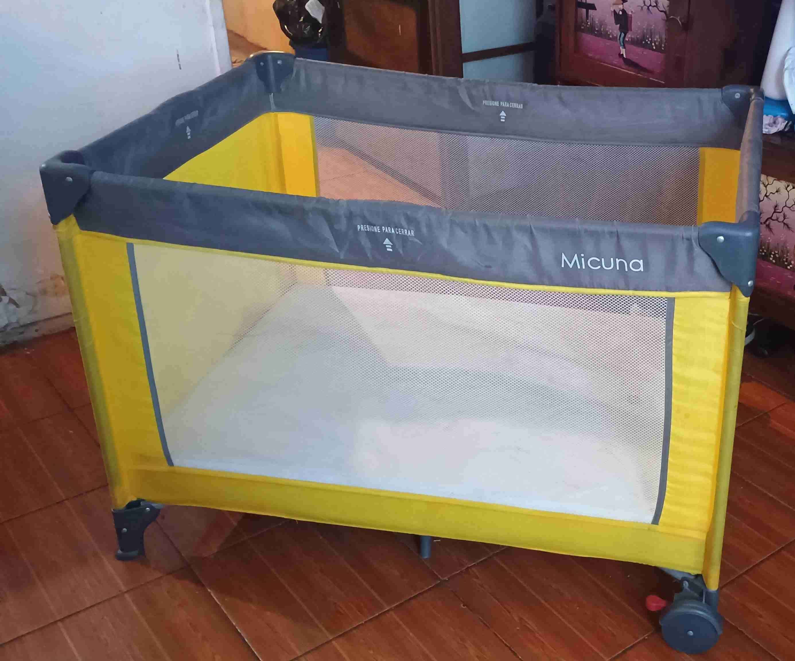 Cuna corral de viaje amarilla