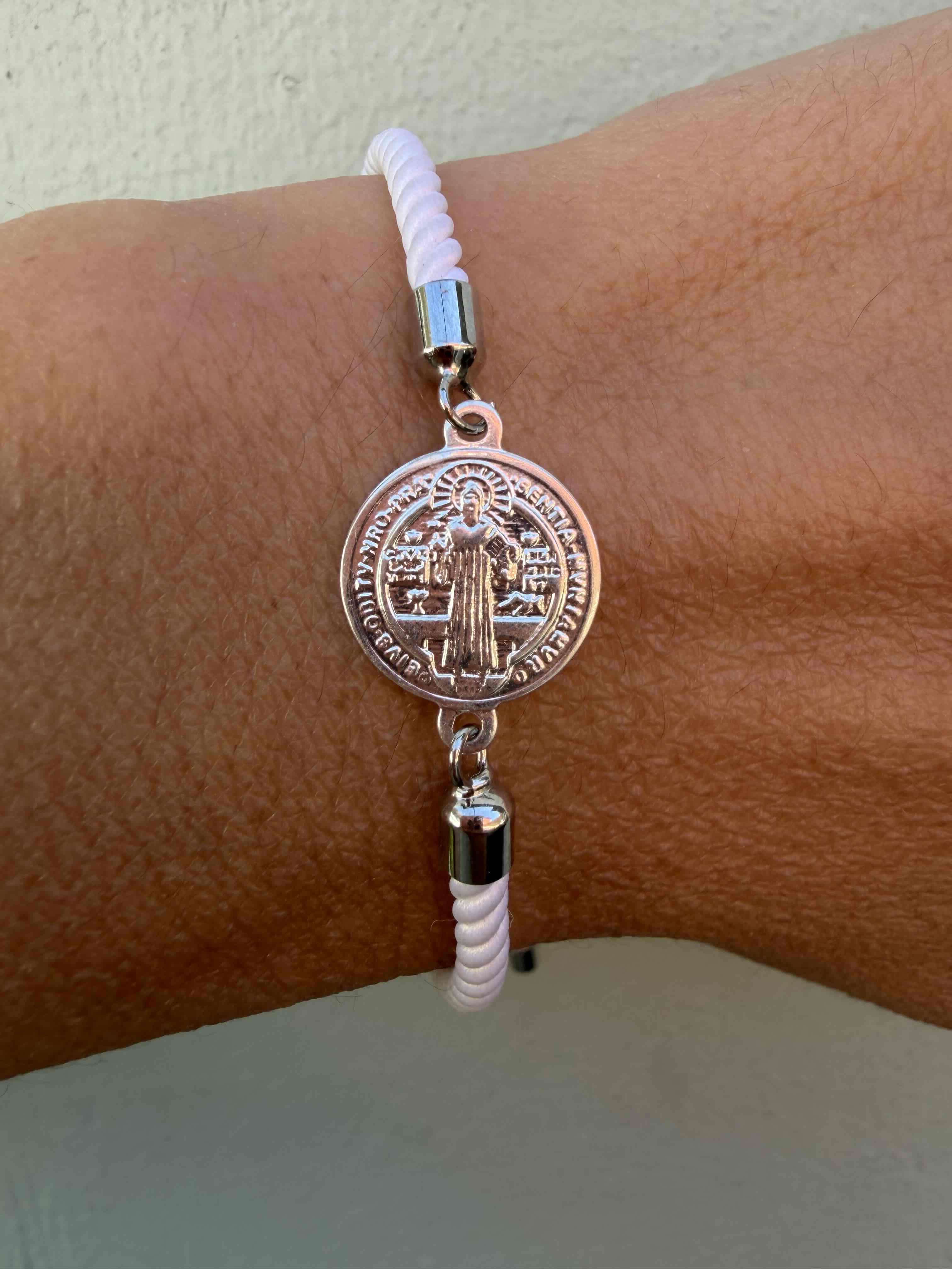 Pulsera con medalla San Benito ajustable - 1