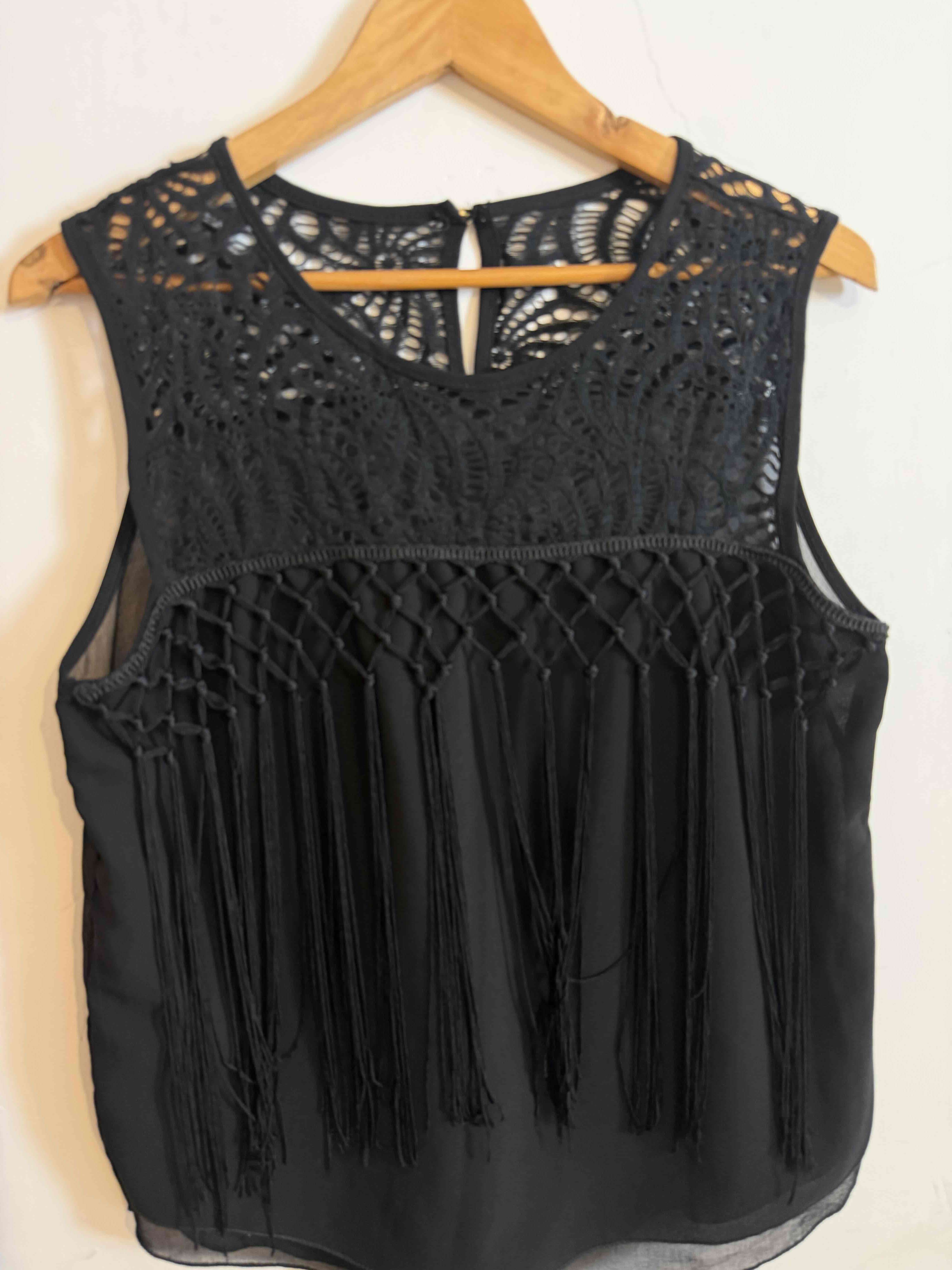 Blusa negra con diseño de encaje - miniatura 1