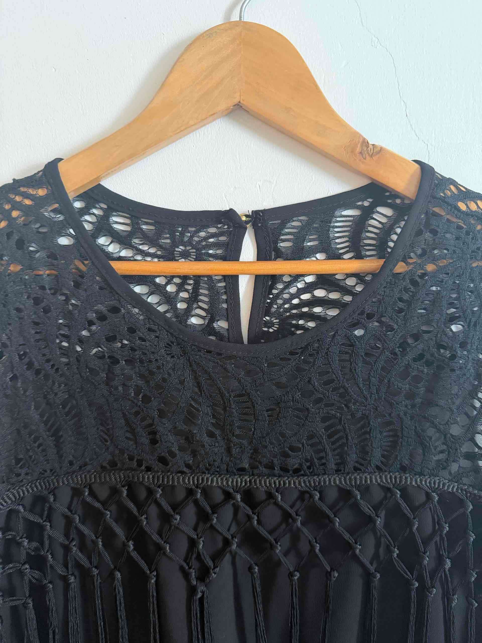 Blusa negra con diseño de encaje - miniatura 2