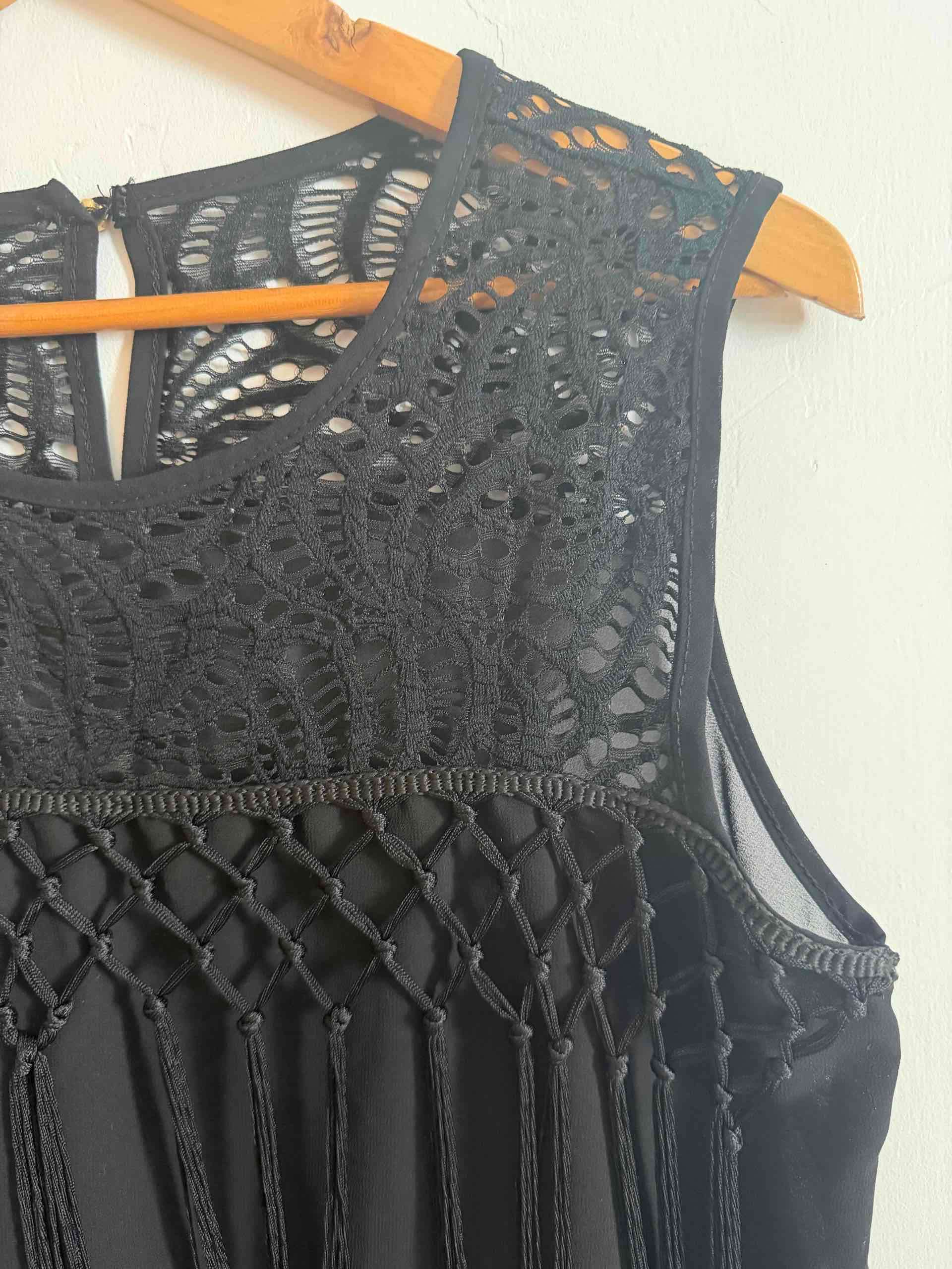 Blusa negra con diseño de encaje - miniatura 3