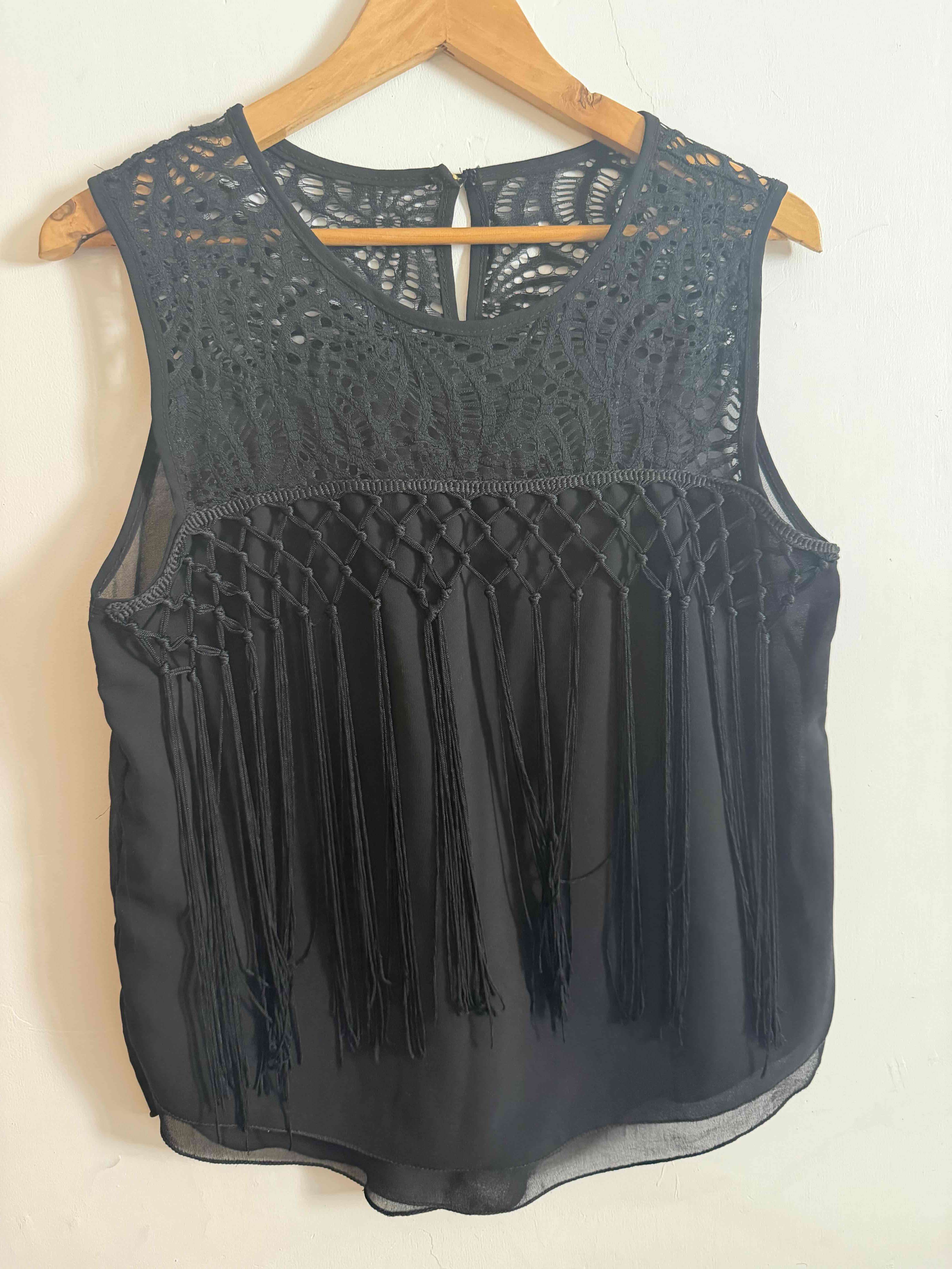 Blusa negra con diseño de encaje - miniatura 4