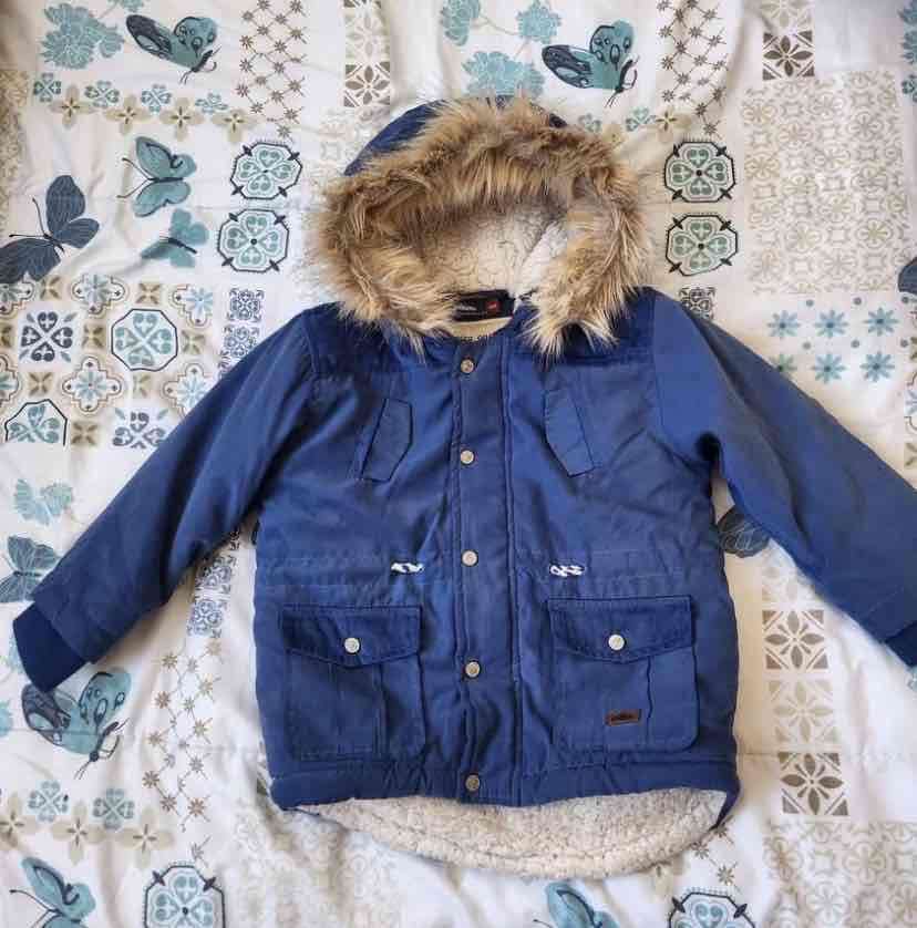 Abrigo azul con capucha de peluche - miniatura 1