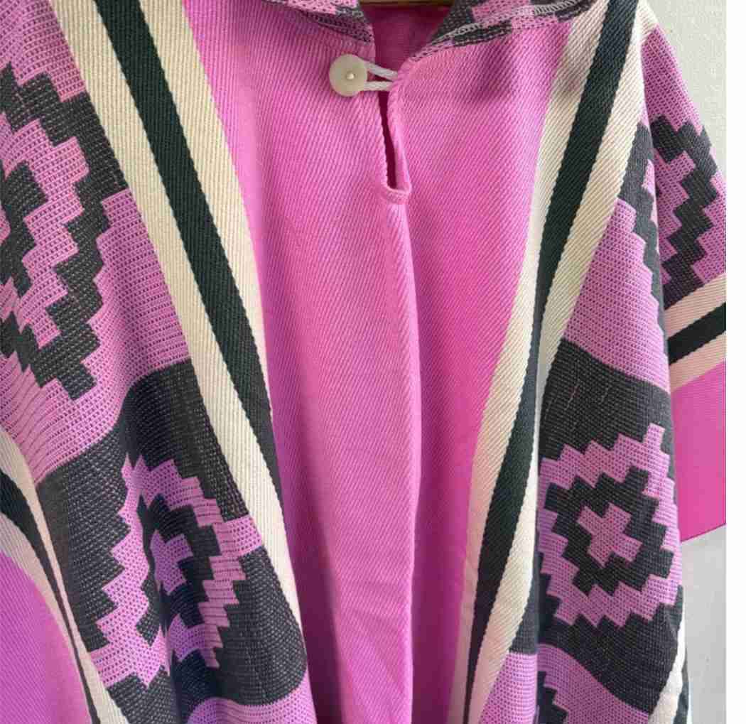 Poncho artesanal rosado con patrón - 1