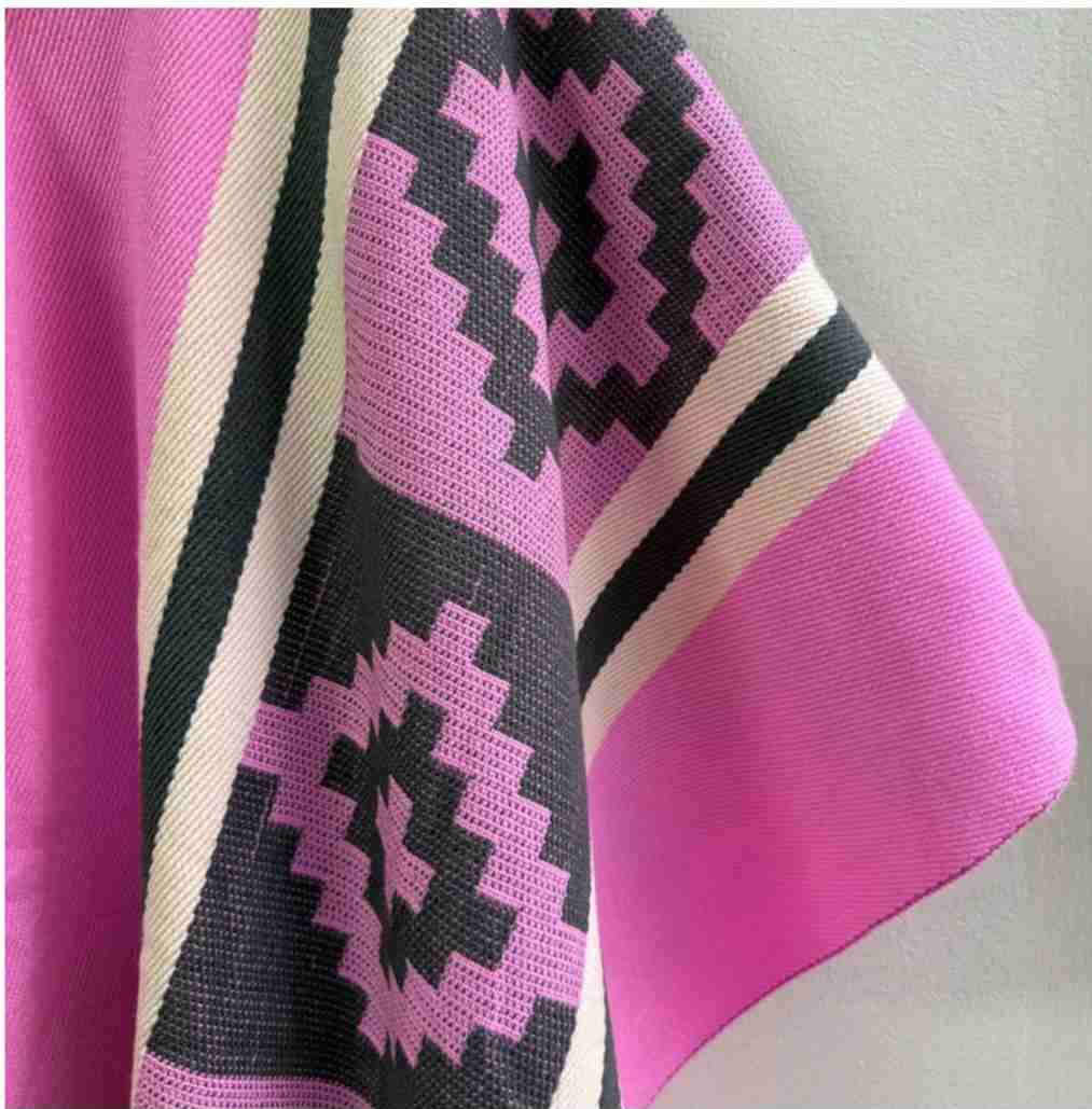 Poncho artesanal rosado con patrón - 2