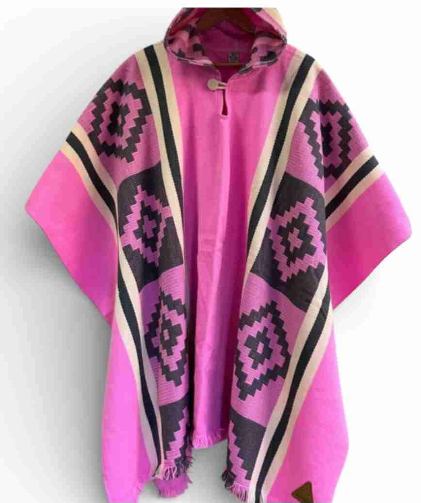 Poncho artesanal rosado con patrón - 3