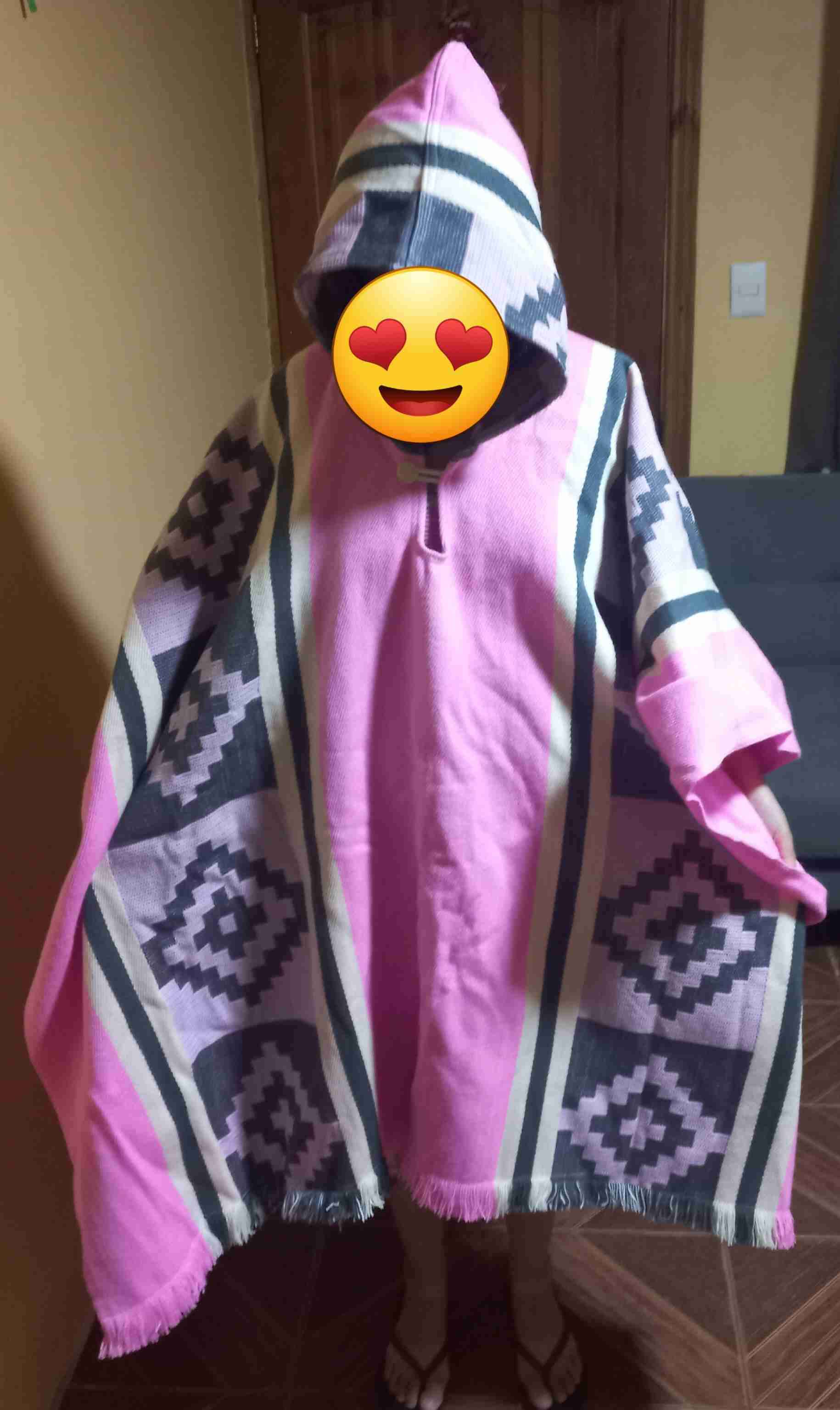 Poncho artesanal rosado con patrón - 4