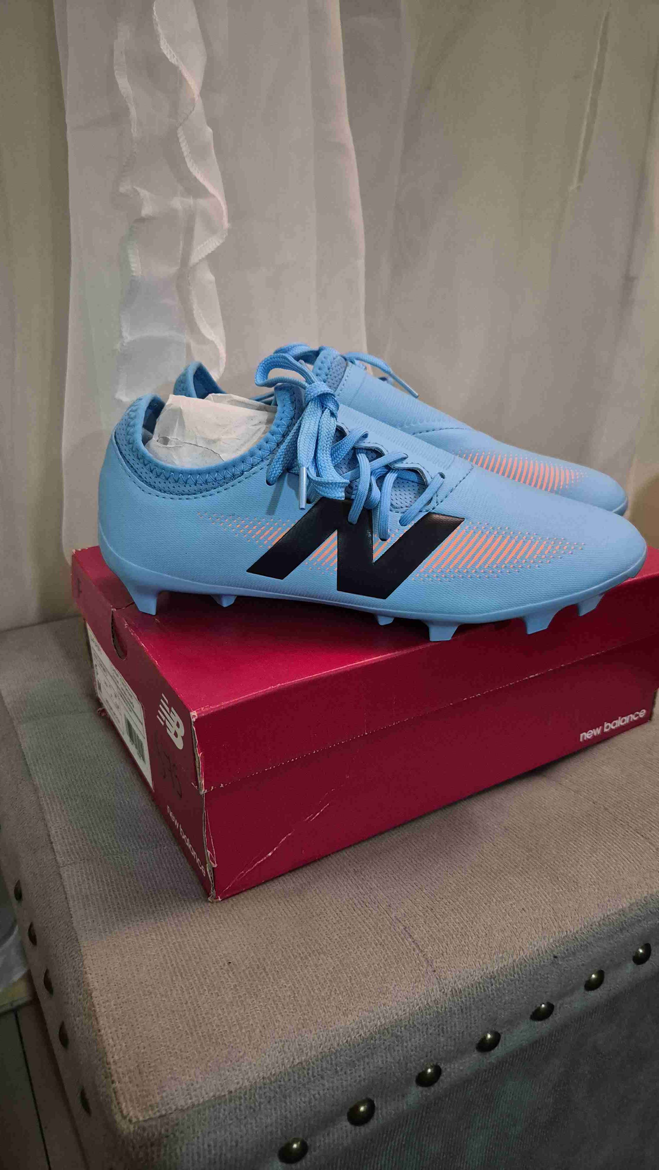 Zapatos de fútbol celestes New Balance - miniatura 1