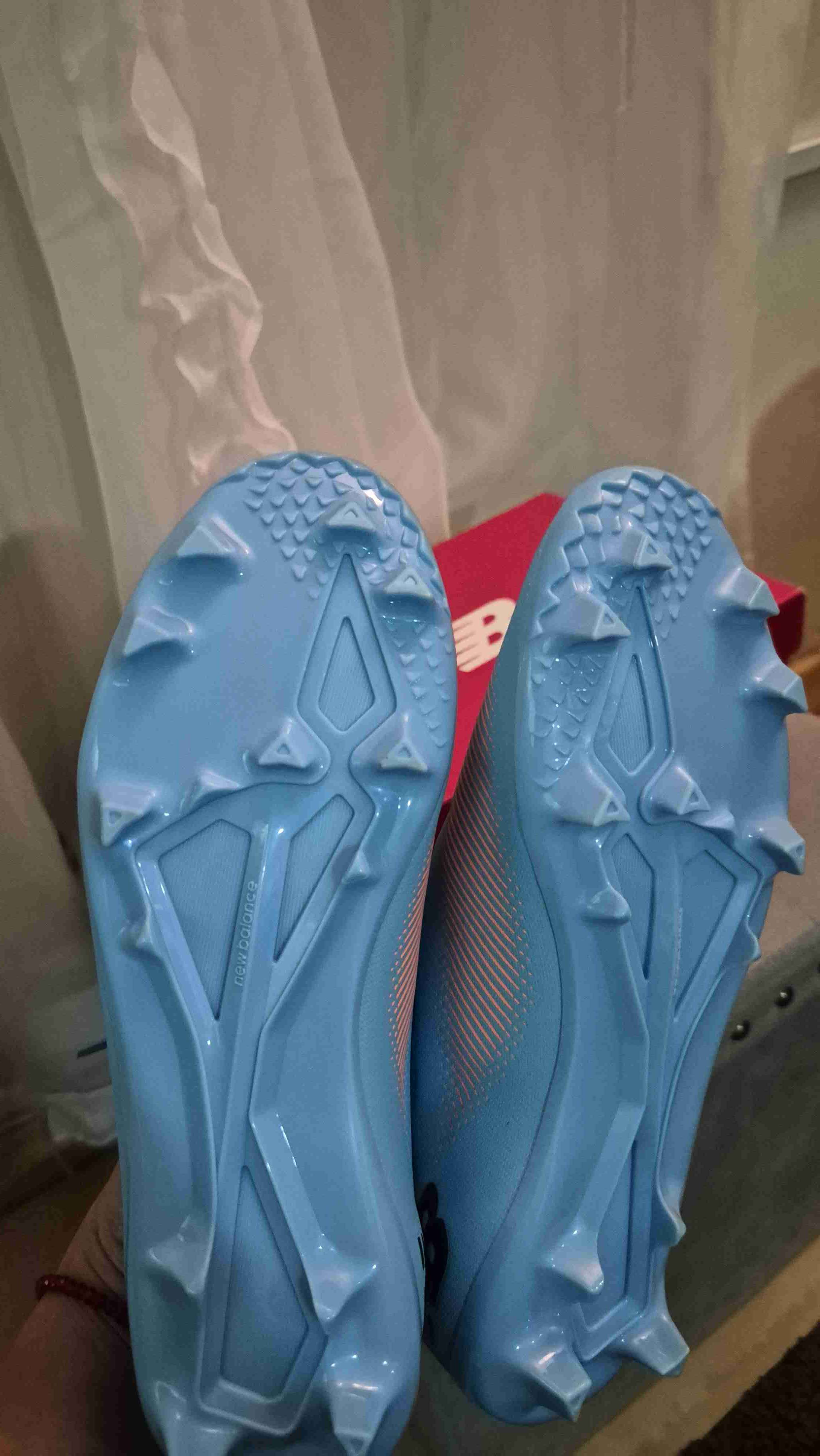 Zapatos de fútbol celestes New Balance - miniatura 2