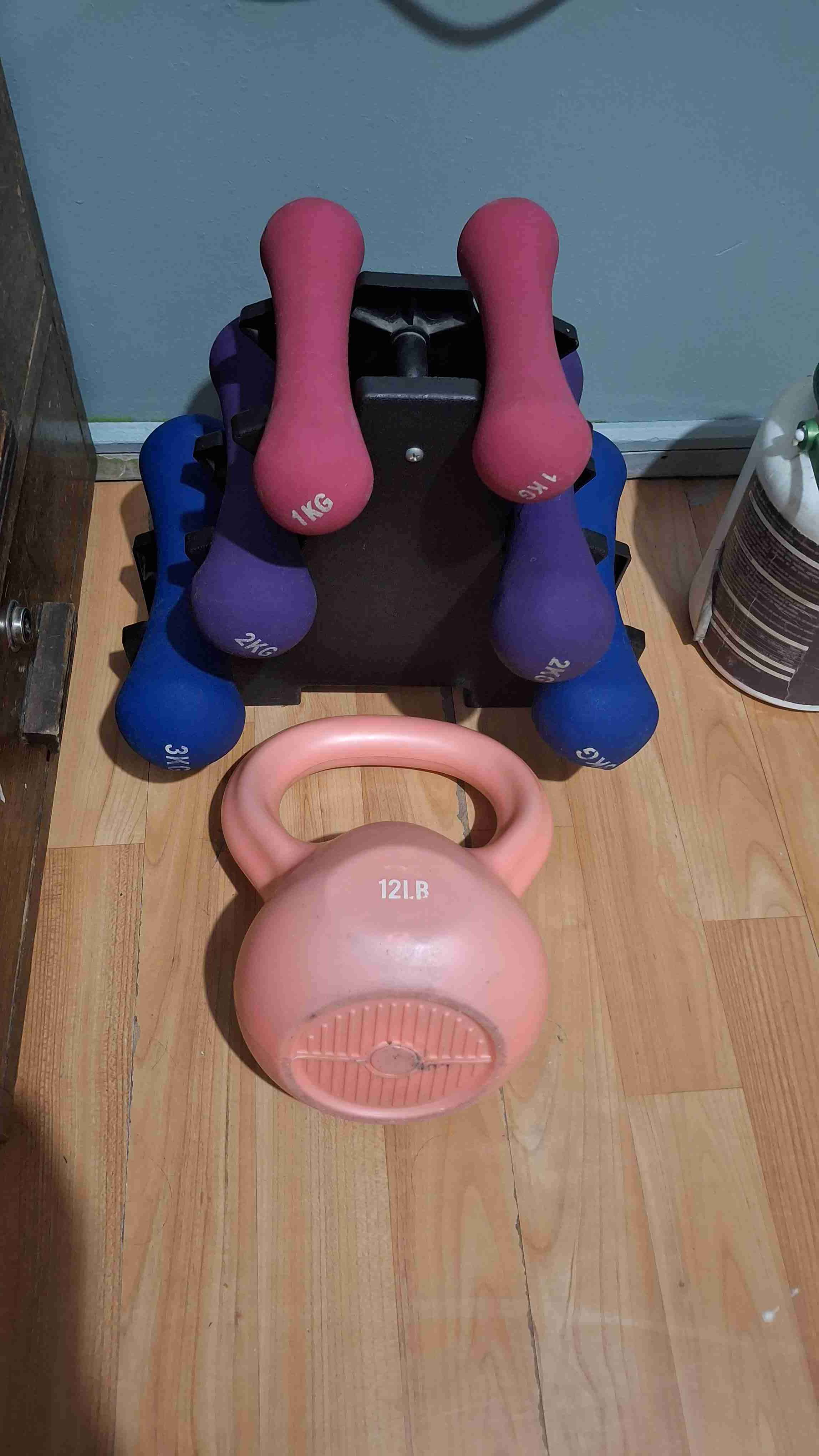 Pesas y kettlebell para ejercicio