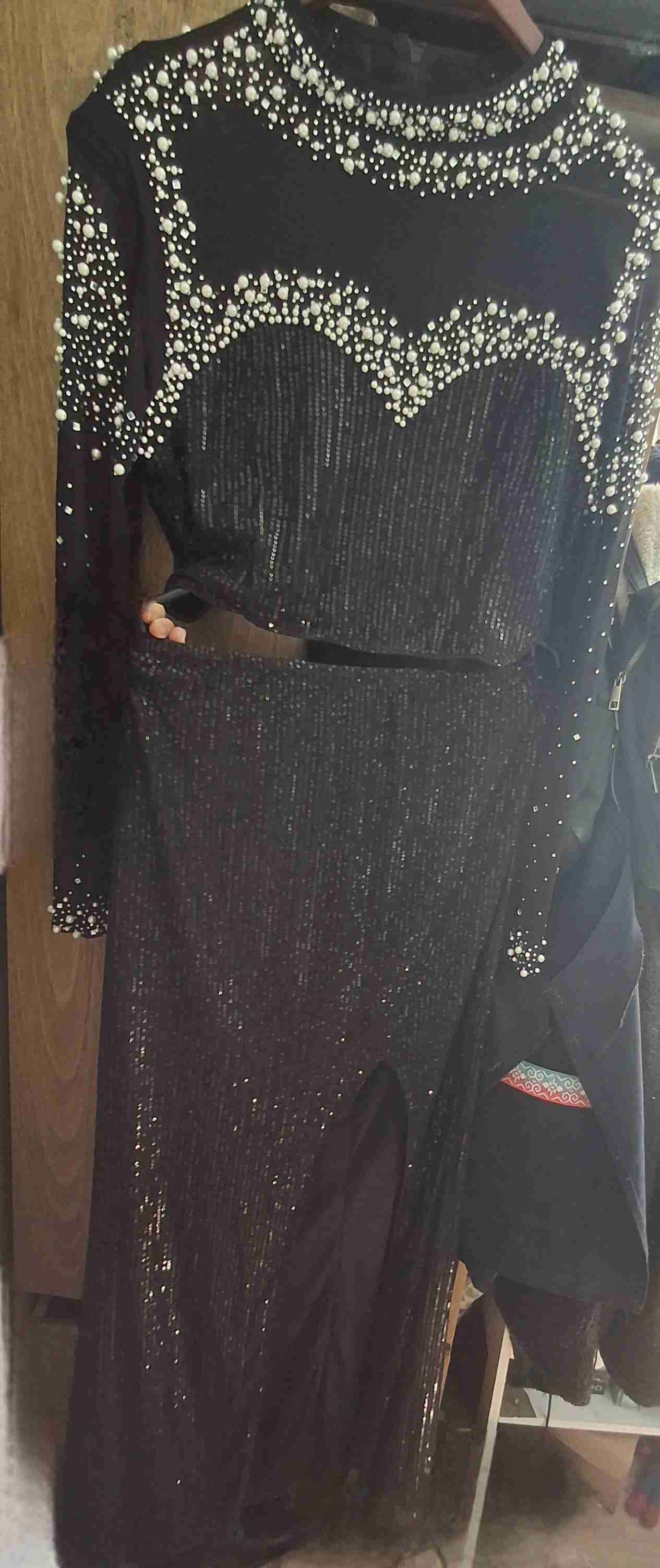 Vestido negro con perlas decorativas - miniatura 1