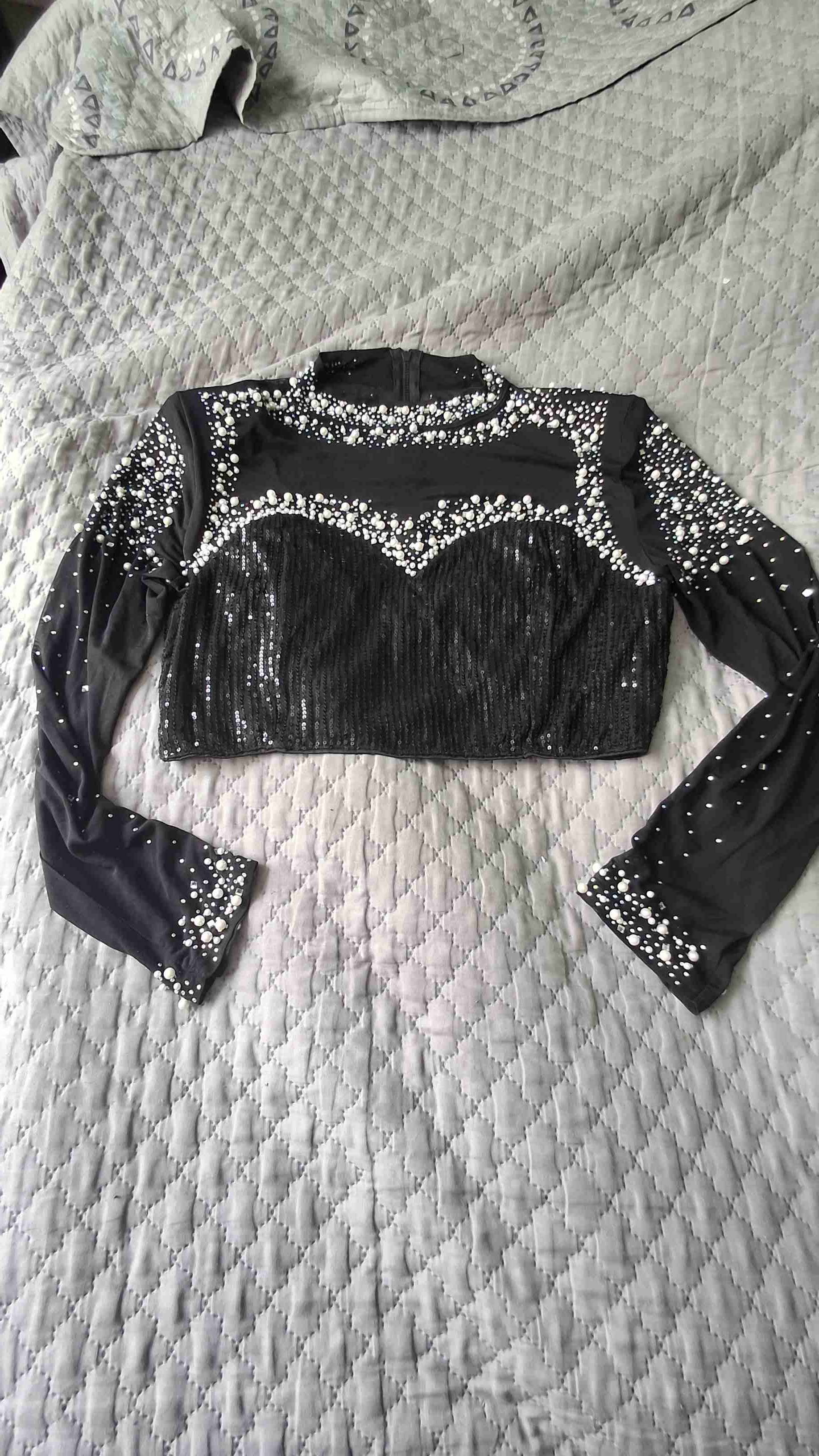 Vestido negro con perlas decorativas - miniatura 2