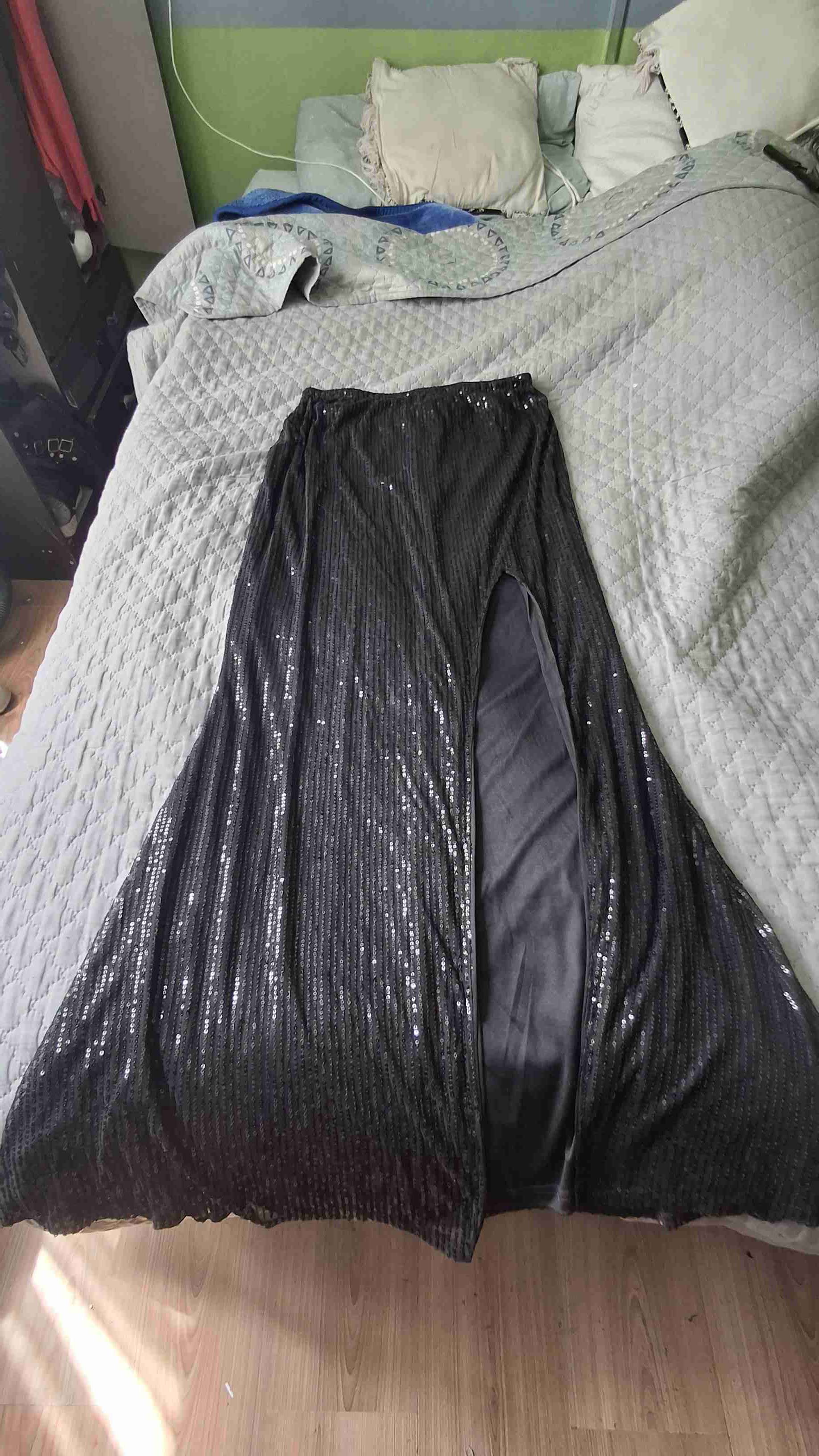 Vestido negro con perlas decorativas - miniatura 3