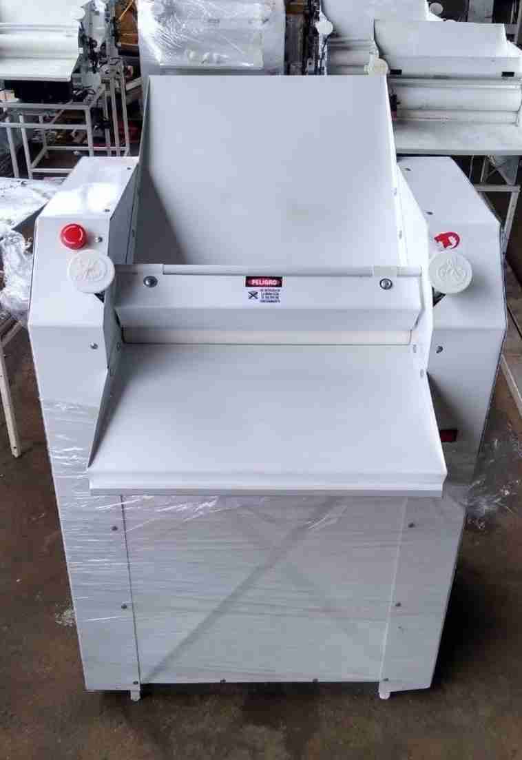 Sobadora de masa Industrial con pedesta 50 cml