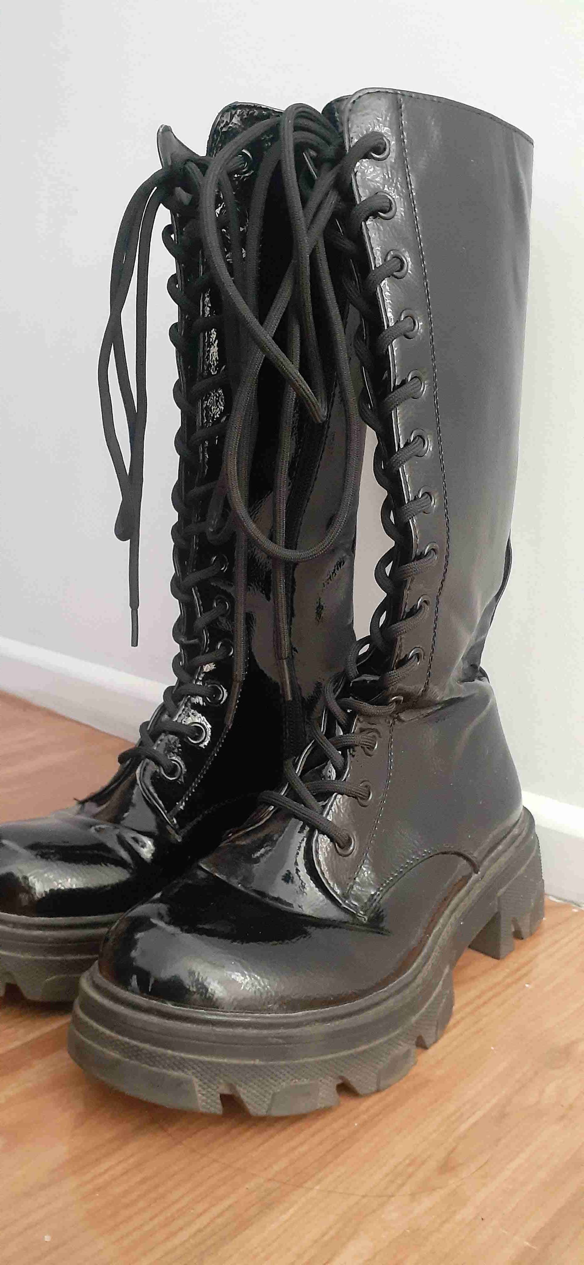 Botas negras de charol con cordones - miniatura 1