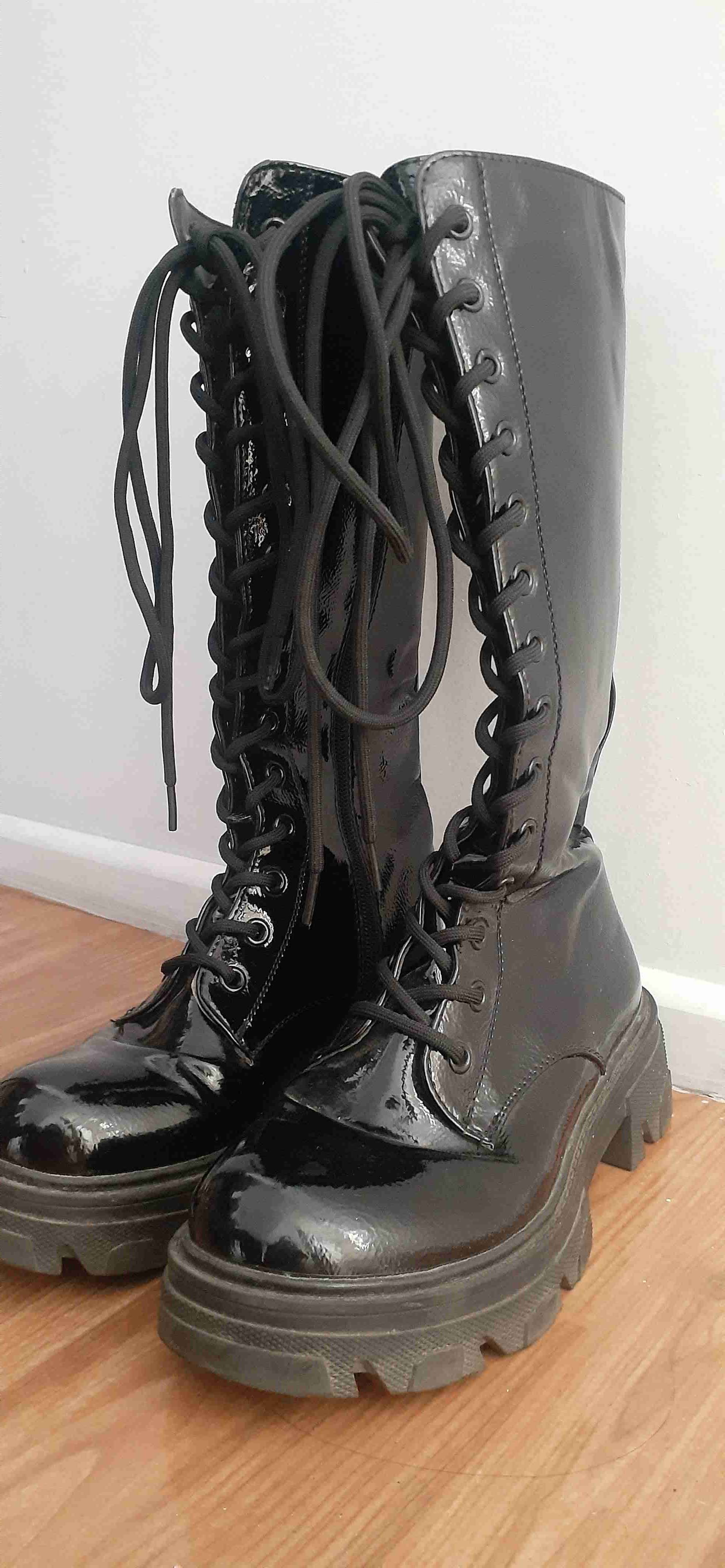 Botas negras de charol con cordones - miniatura 2