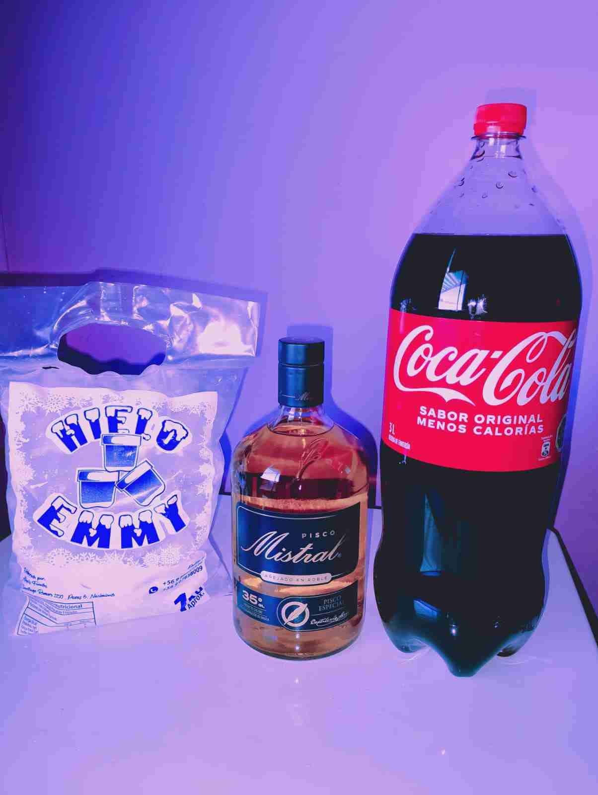 Combo pisco, Coca-Cola y hielo