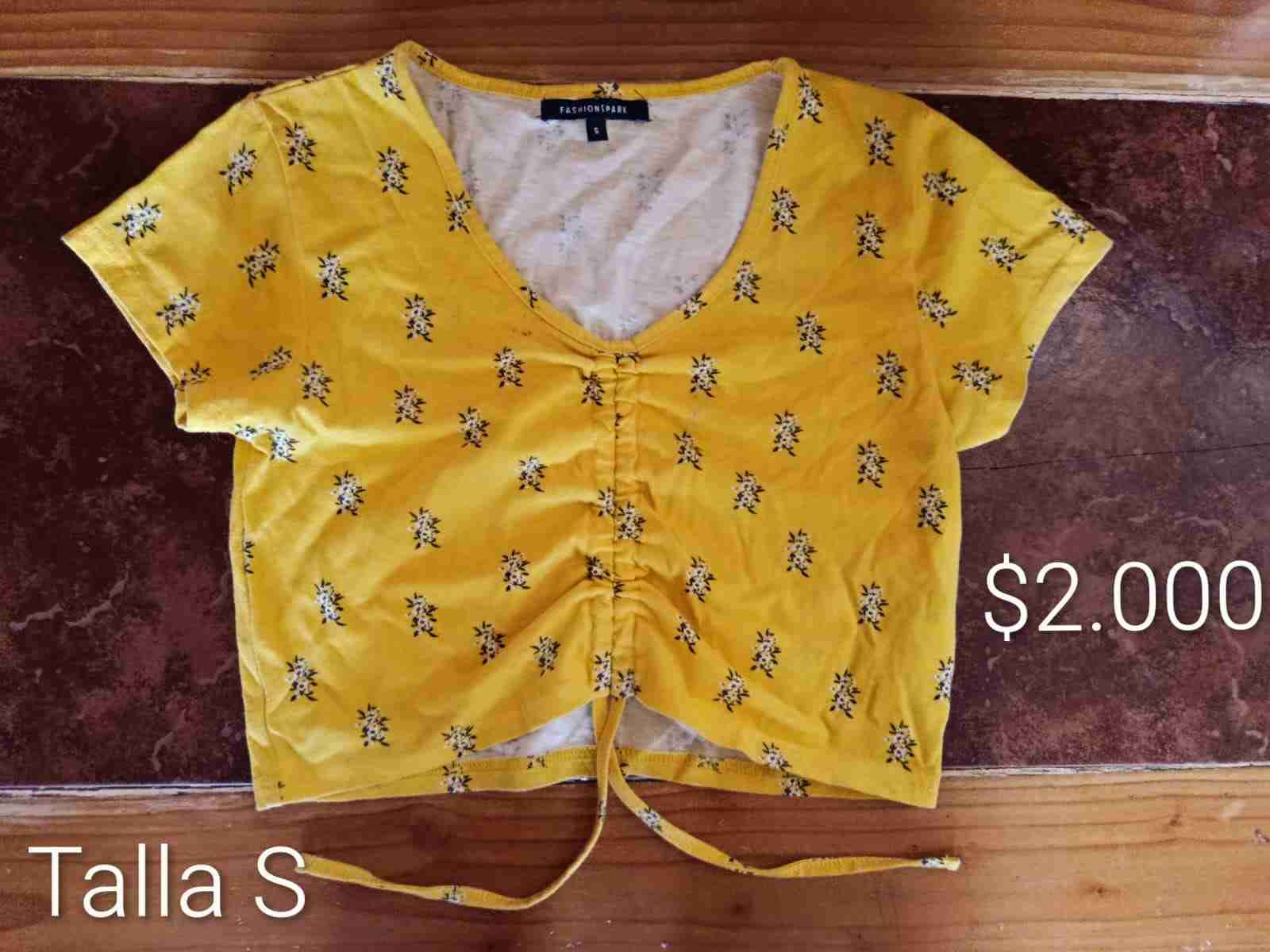 Polera amarilla estampada