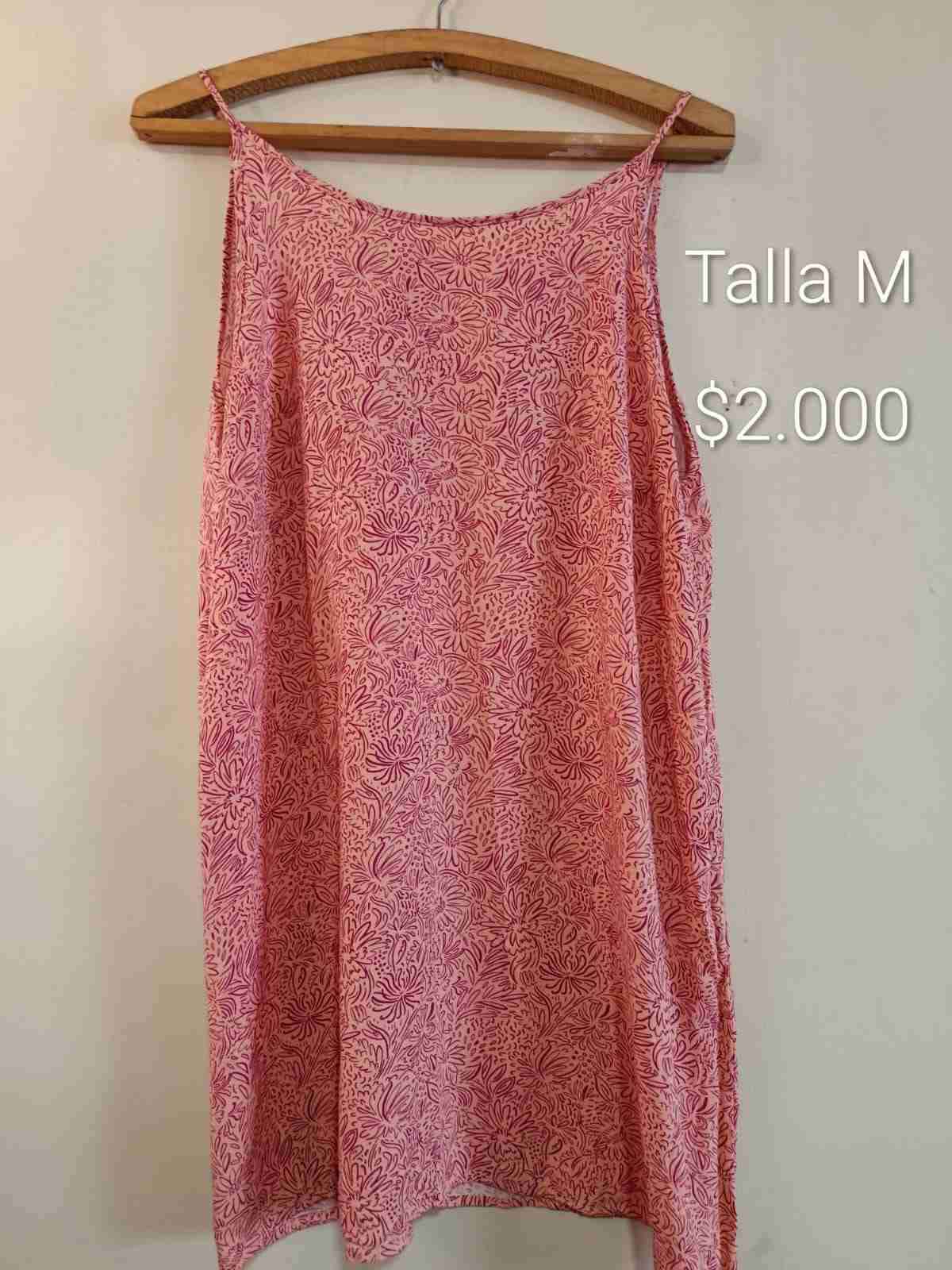 Vestido rosado con tirantes