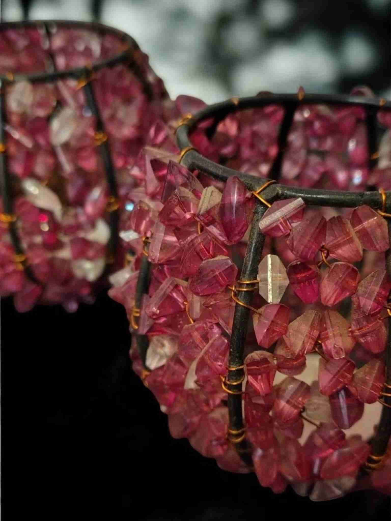 Lámpara decorativa con cristales rosas - miniatura 2