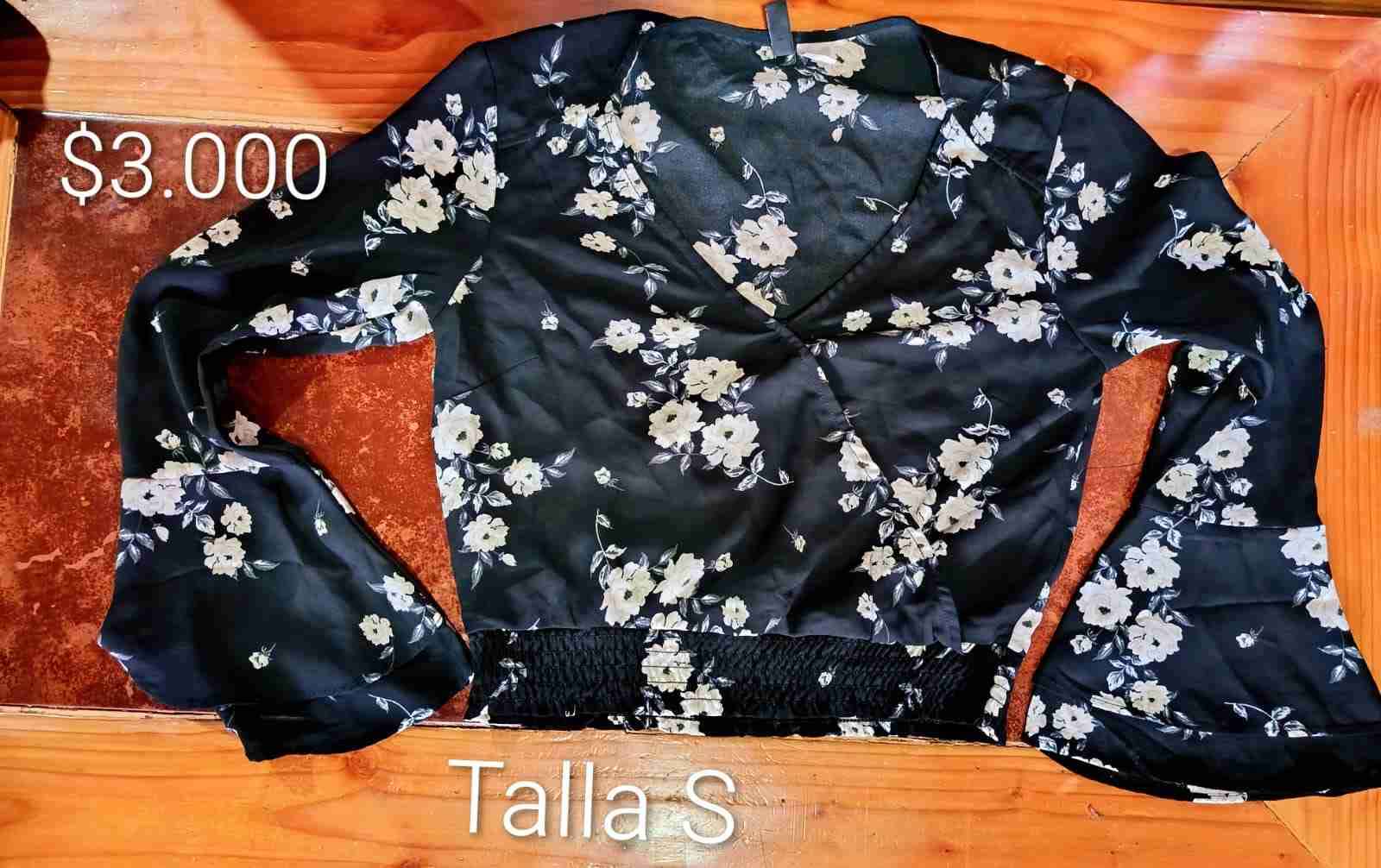 Blusa negra con estampado floral