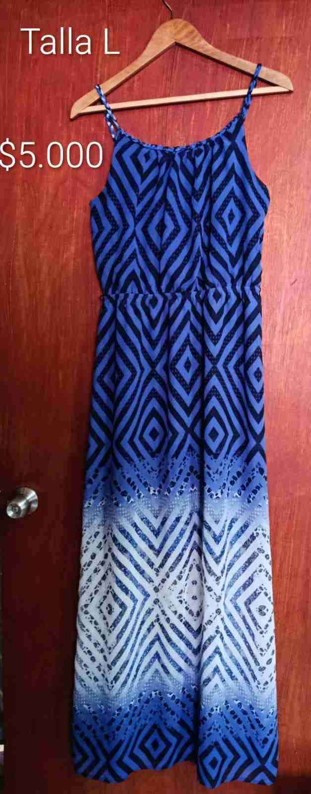 Vestido azul con estampado geométrico