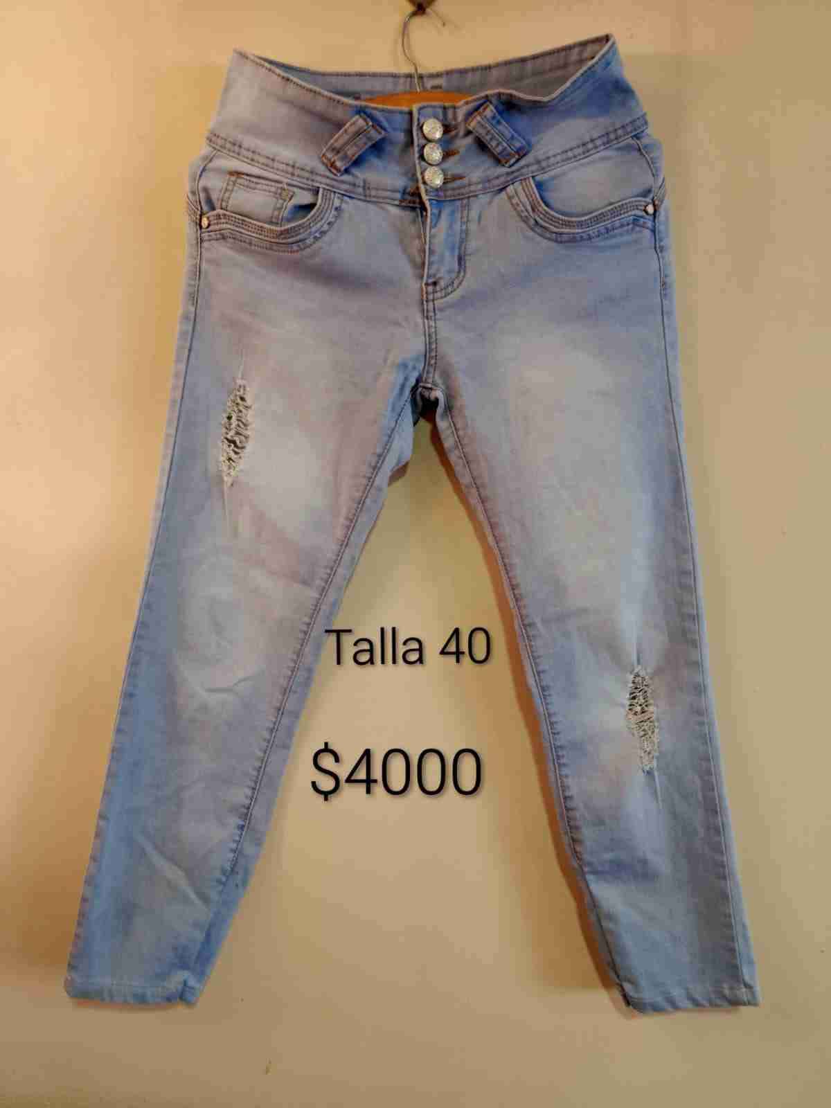 Jeans celestes desgastados