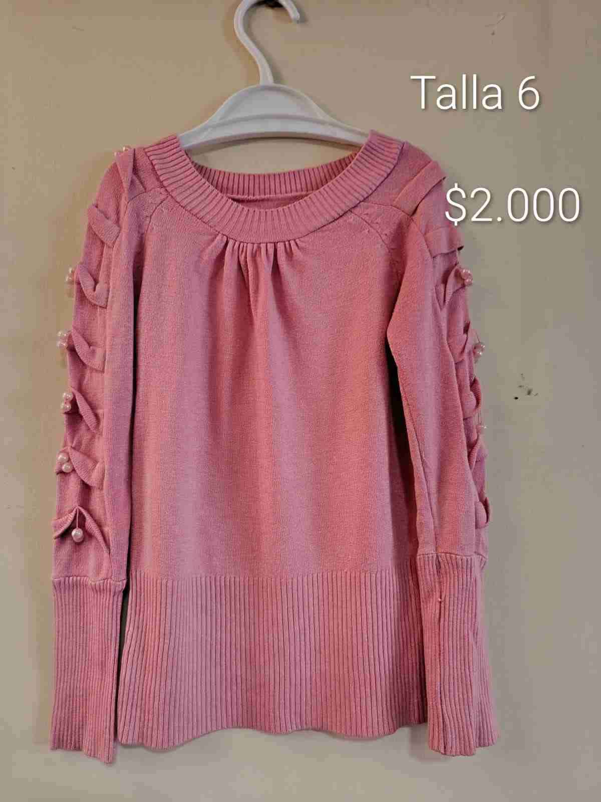 Suéter rosa con detalles en mangas