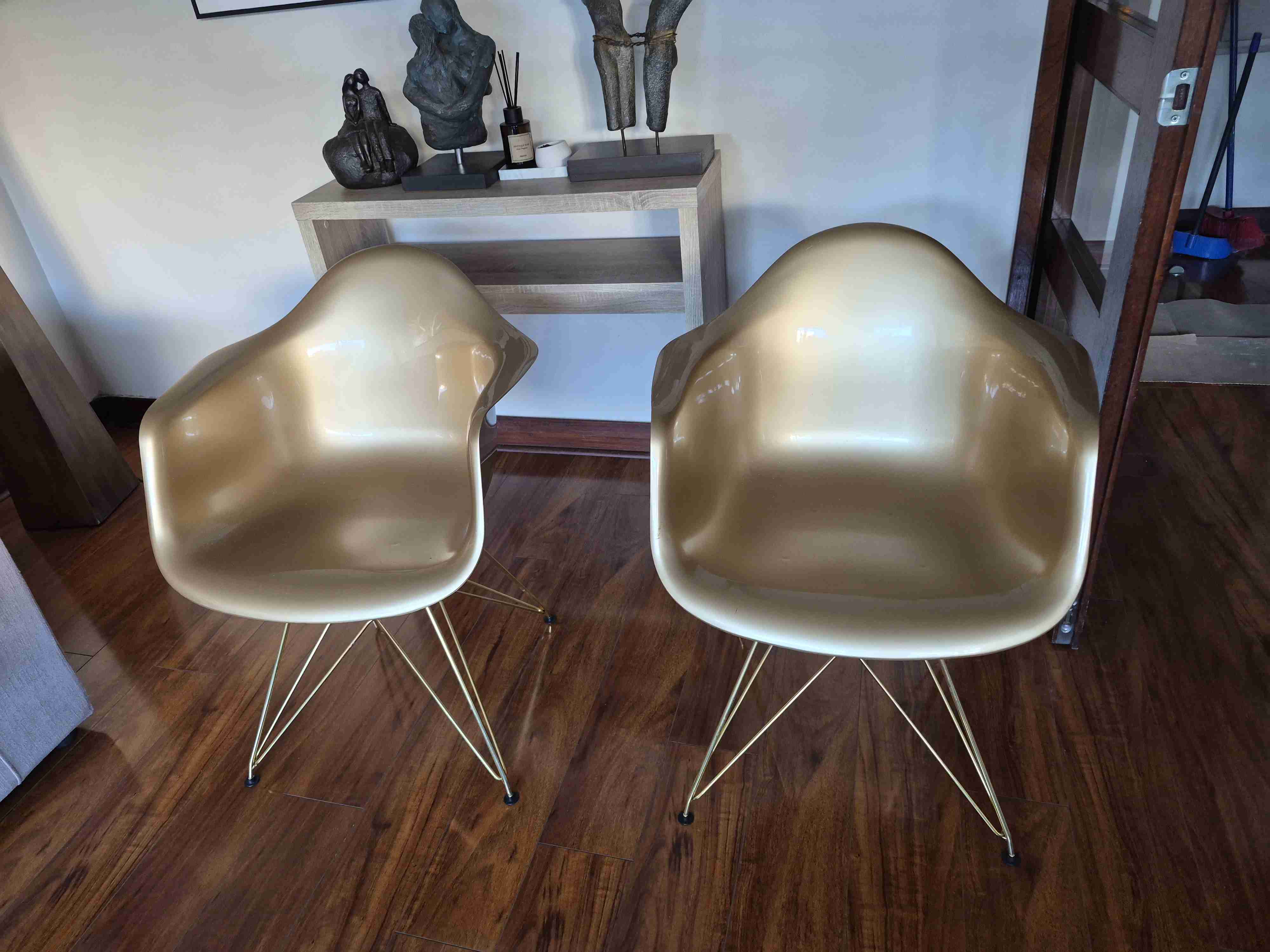 Sillas doradas estilo moderno - 1