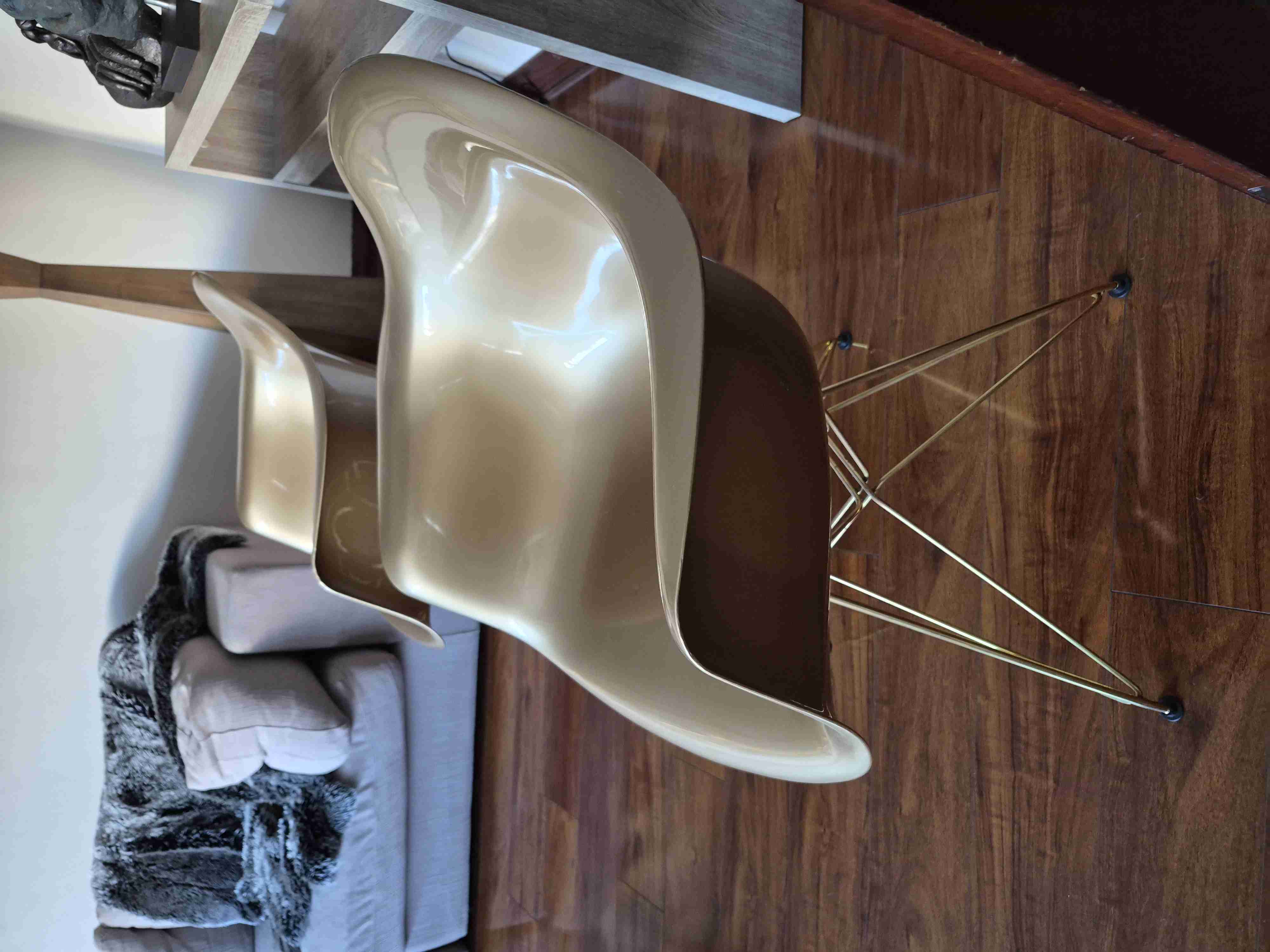 Sillas doradas estilo moderno - 2