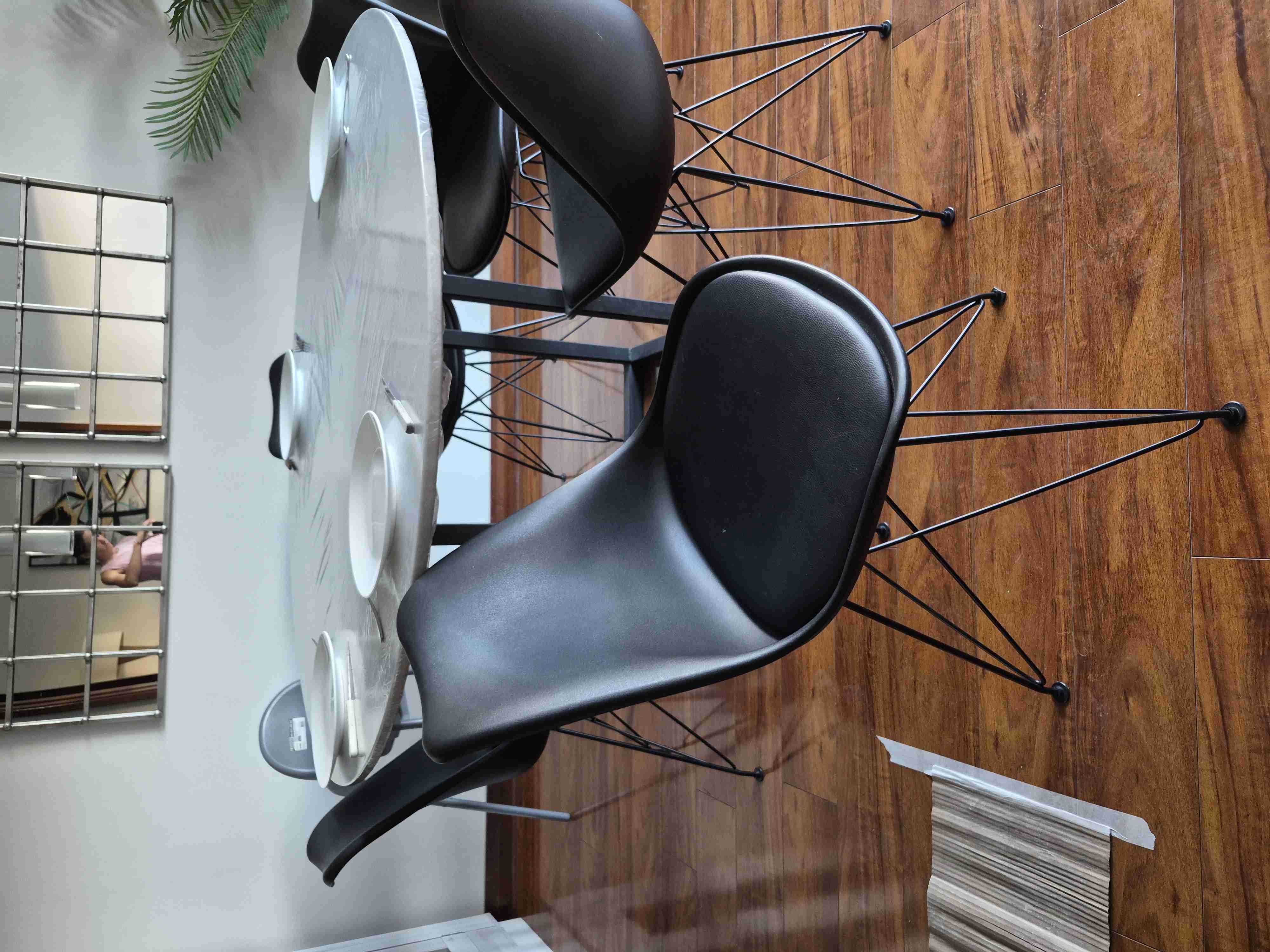 Juego de sillas negras modernas - 1