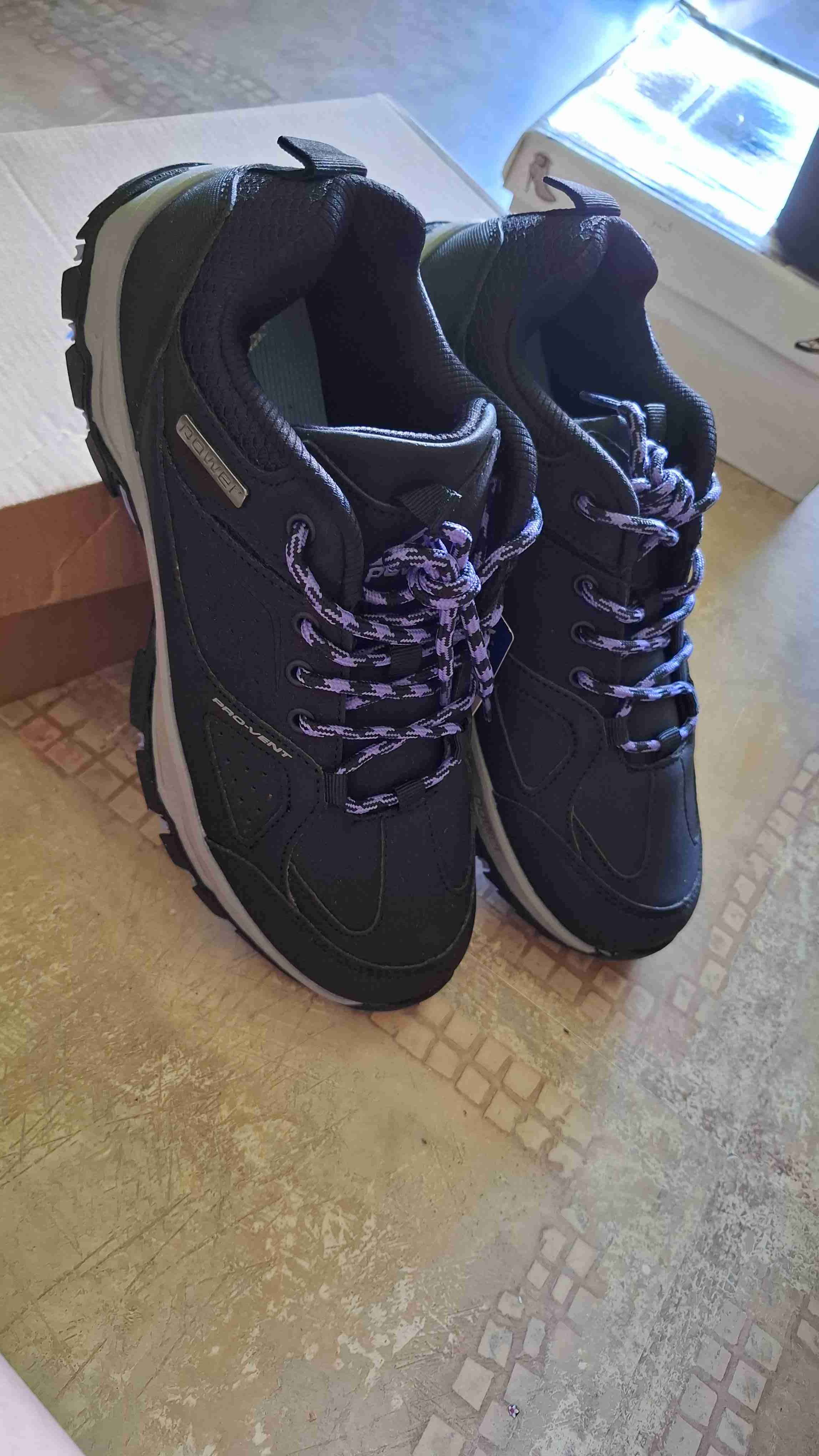 Zapatillas outdoor negras con cordones morados. - 1