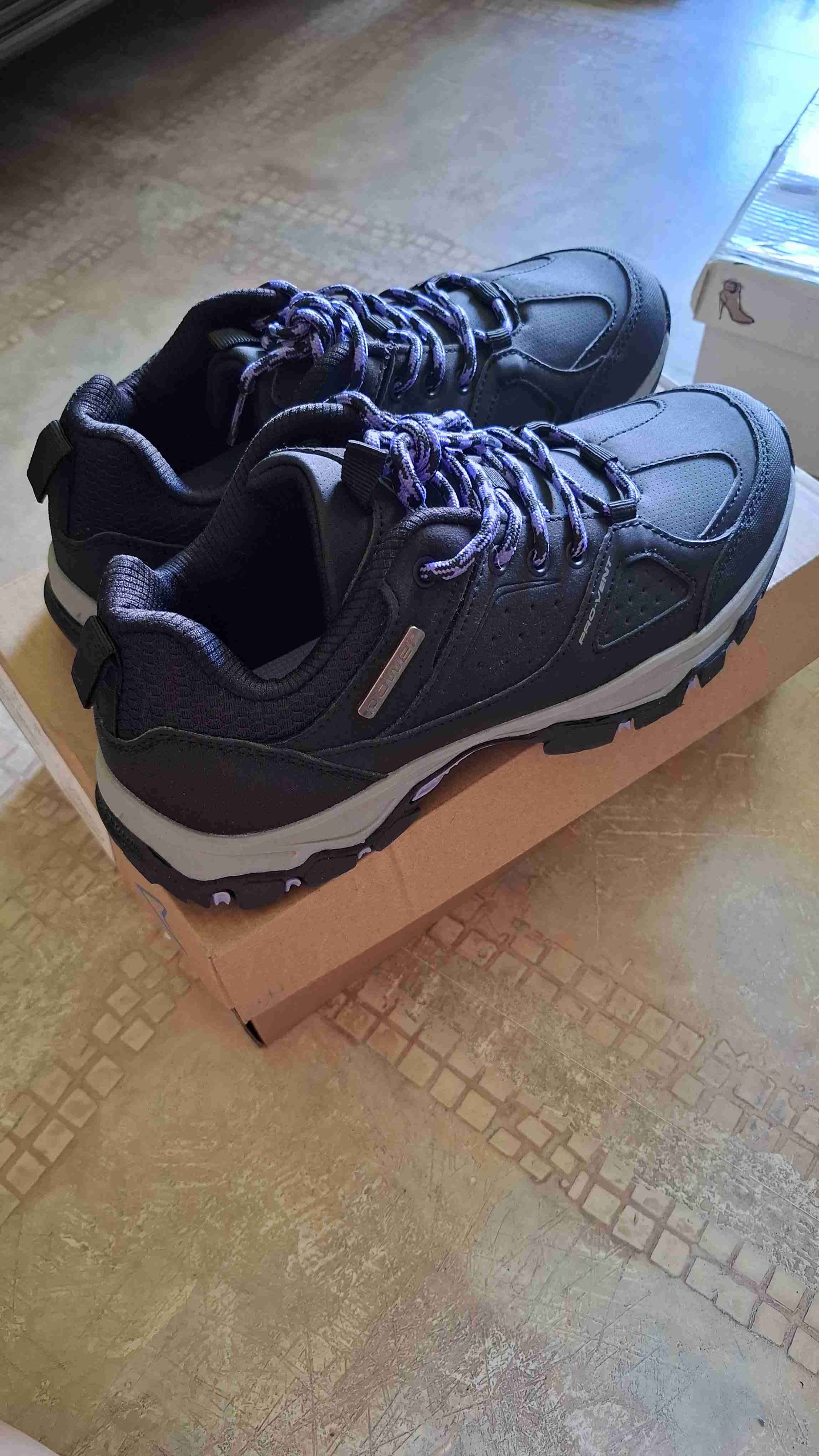 Zapatillas outdoor negras con cordones morados. - 2