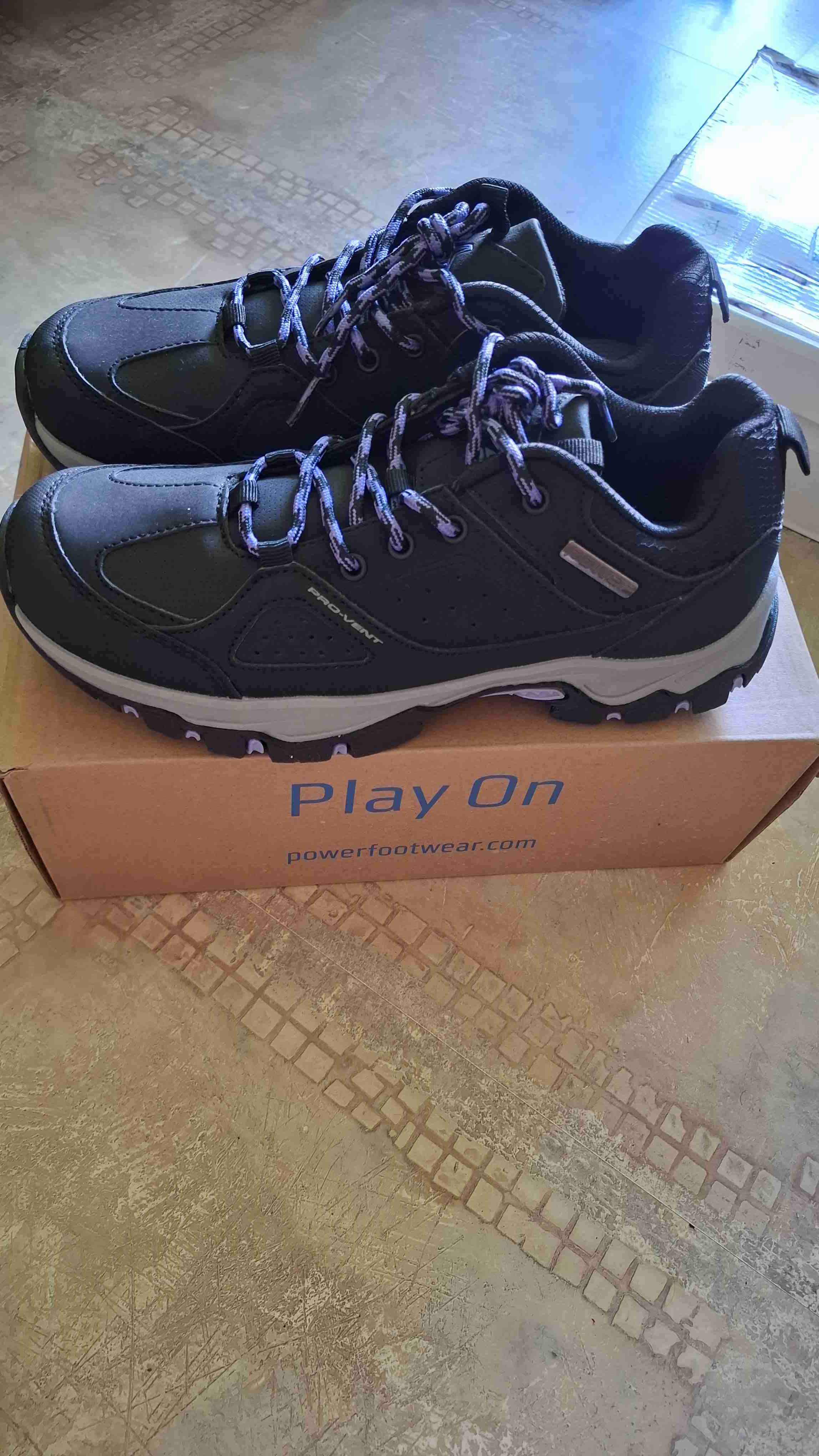 Zapatillas outdoor negras con cordones morados. - 3