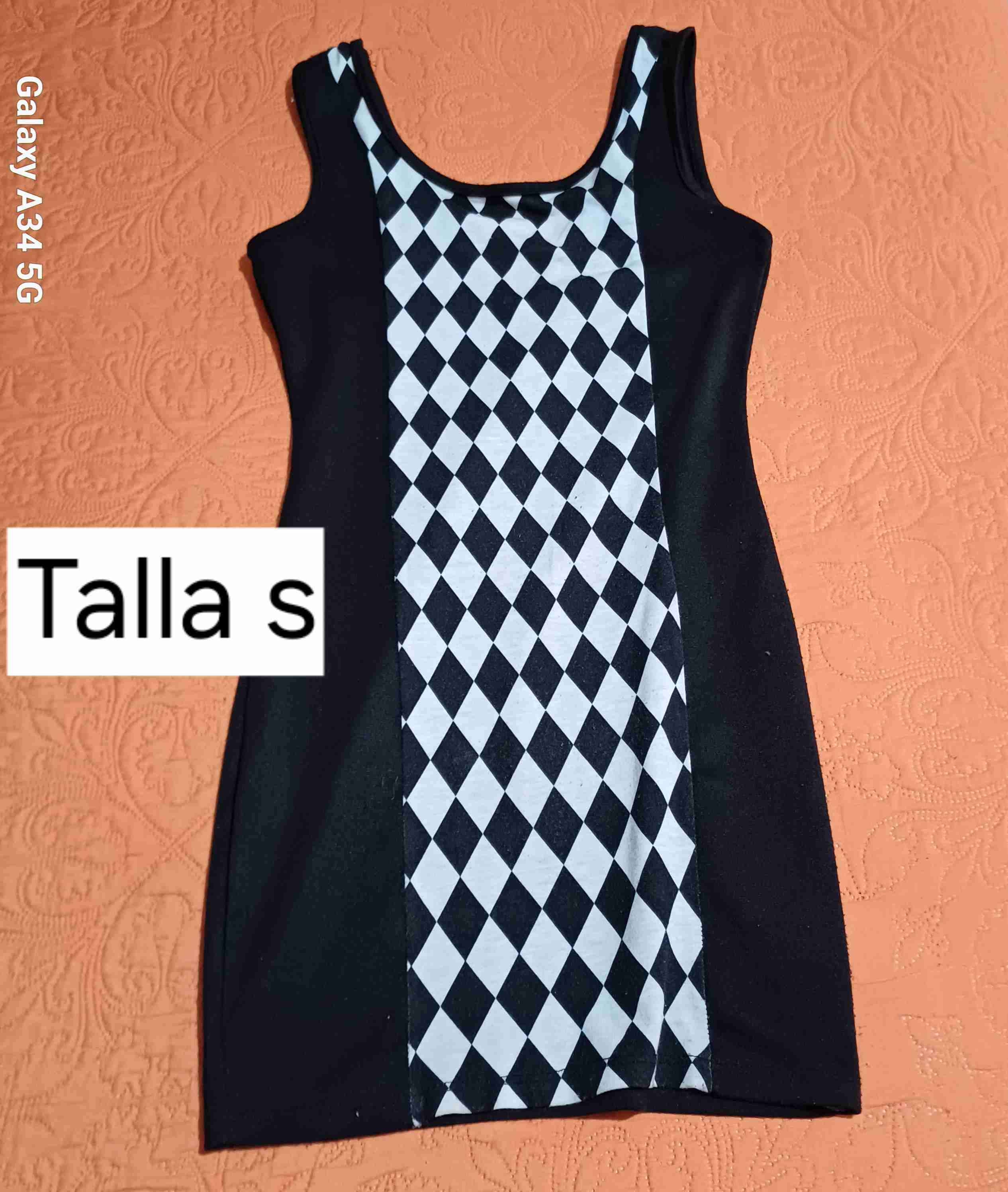 Vestido negro con diseño geométrico - miniatura 1