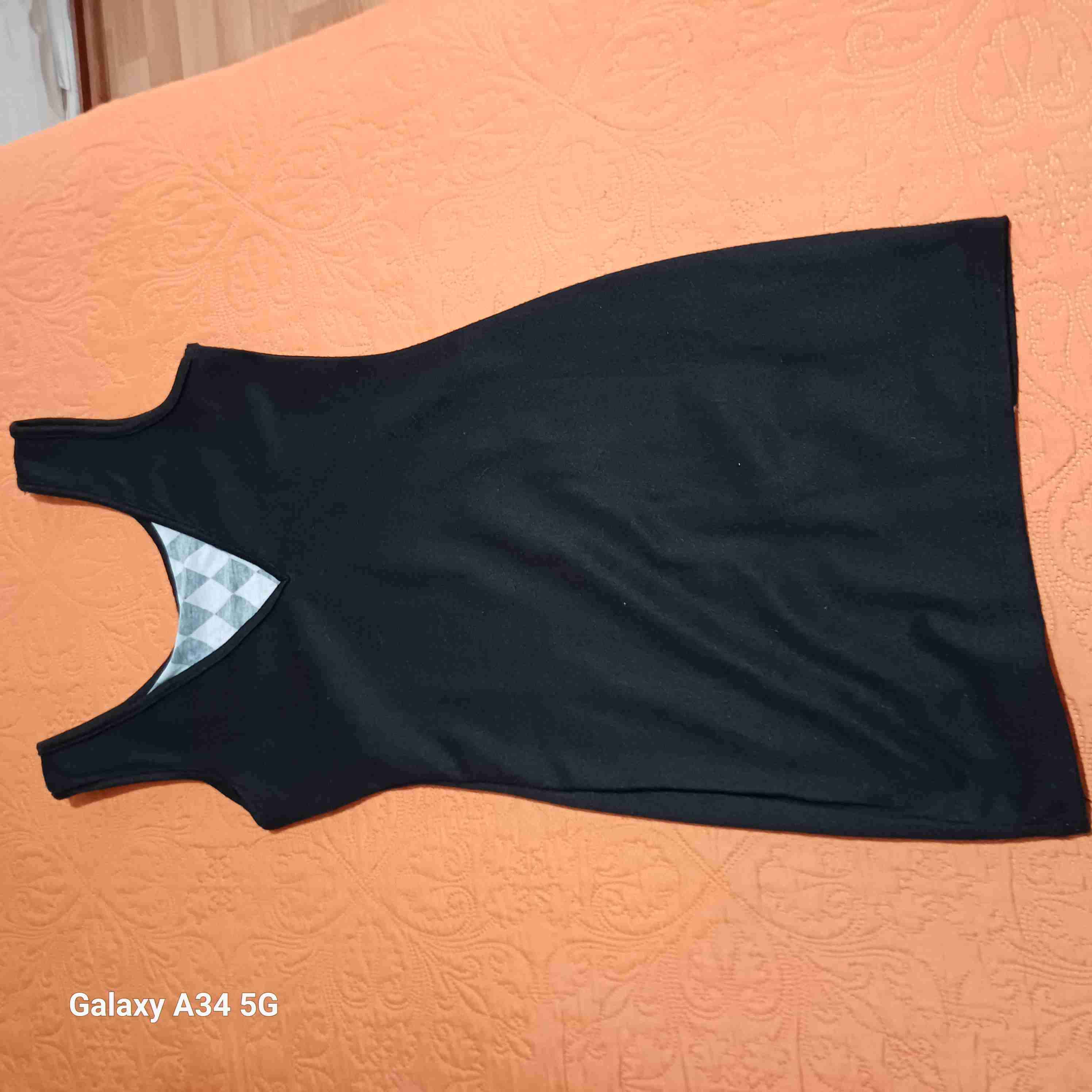 Vestido negro con diseño geométrico - miniatura 2