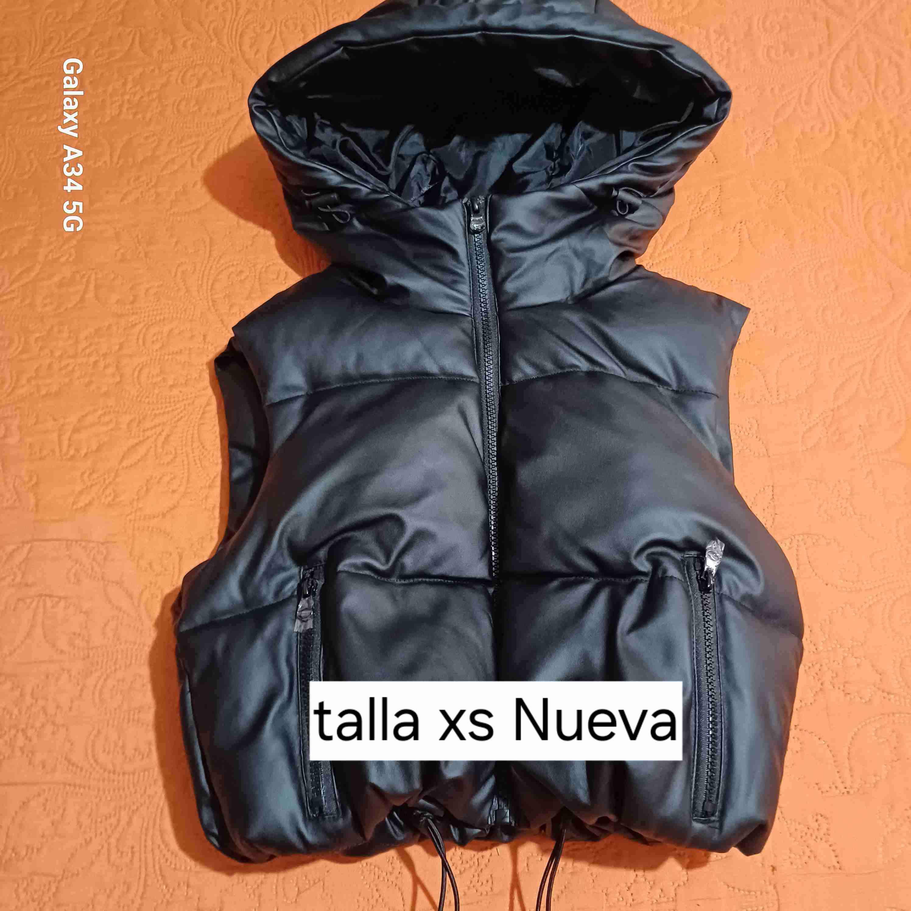 Chaleco acolchado negro con capucha