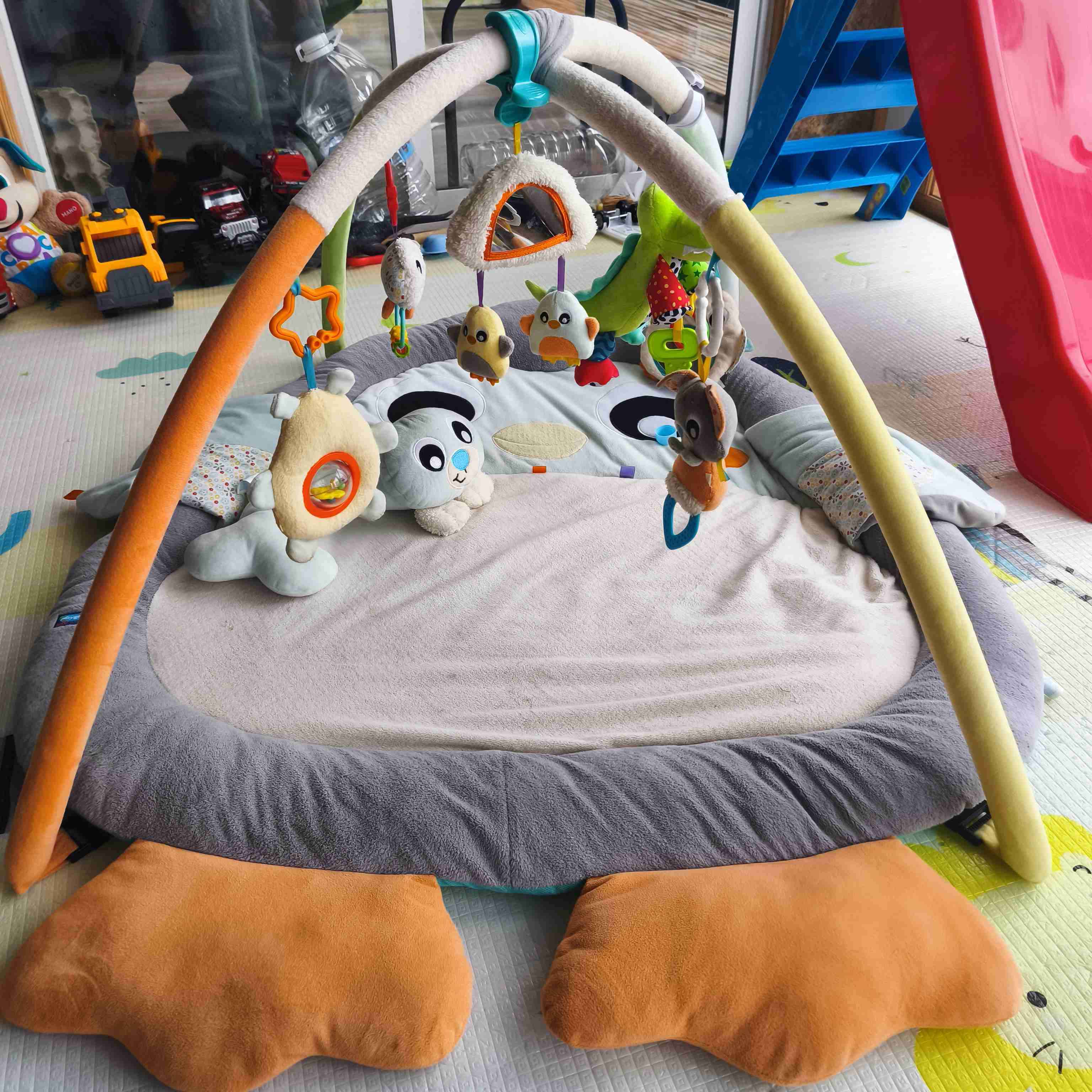 Gimnasio acurrucame para bebés con juguetes - miniatura 1