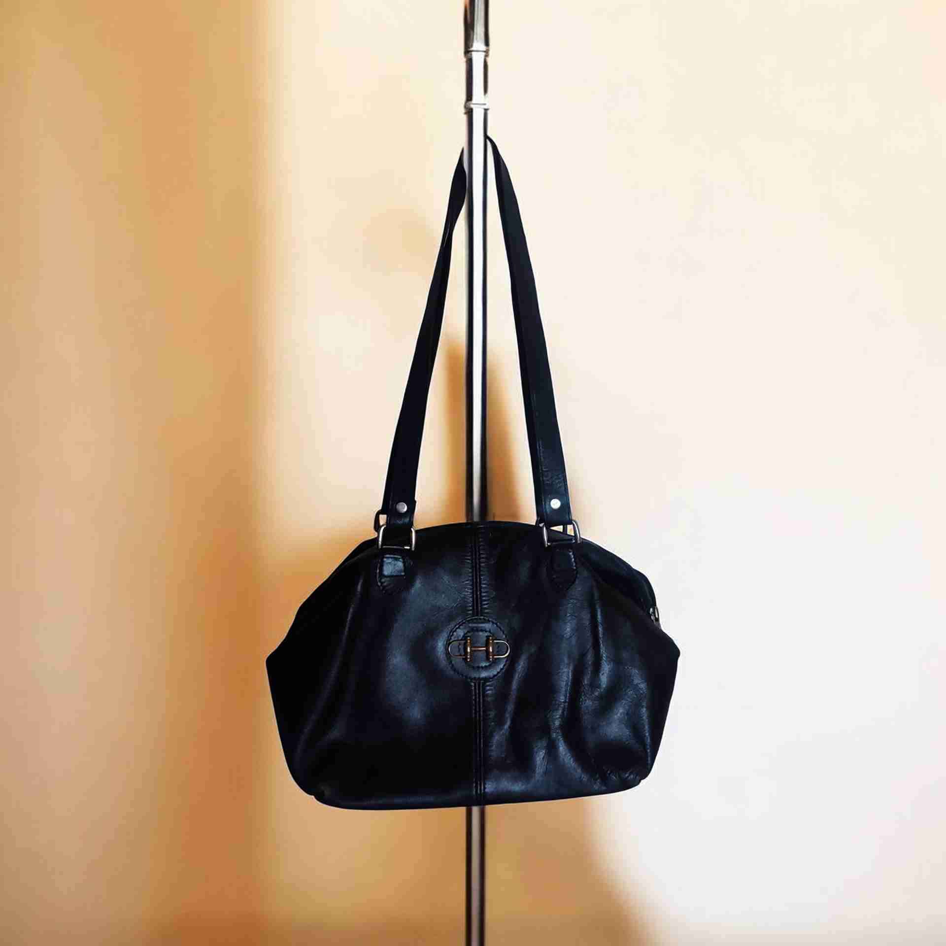 Bolso negro con correas - miniatura 1