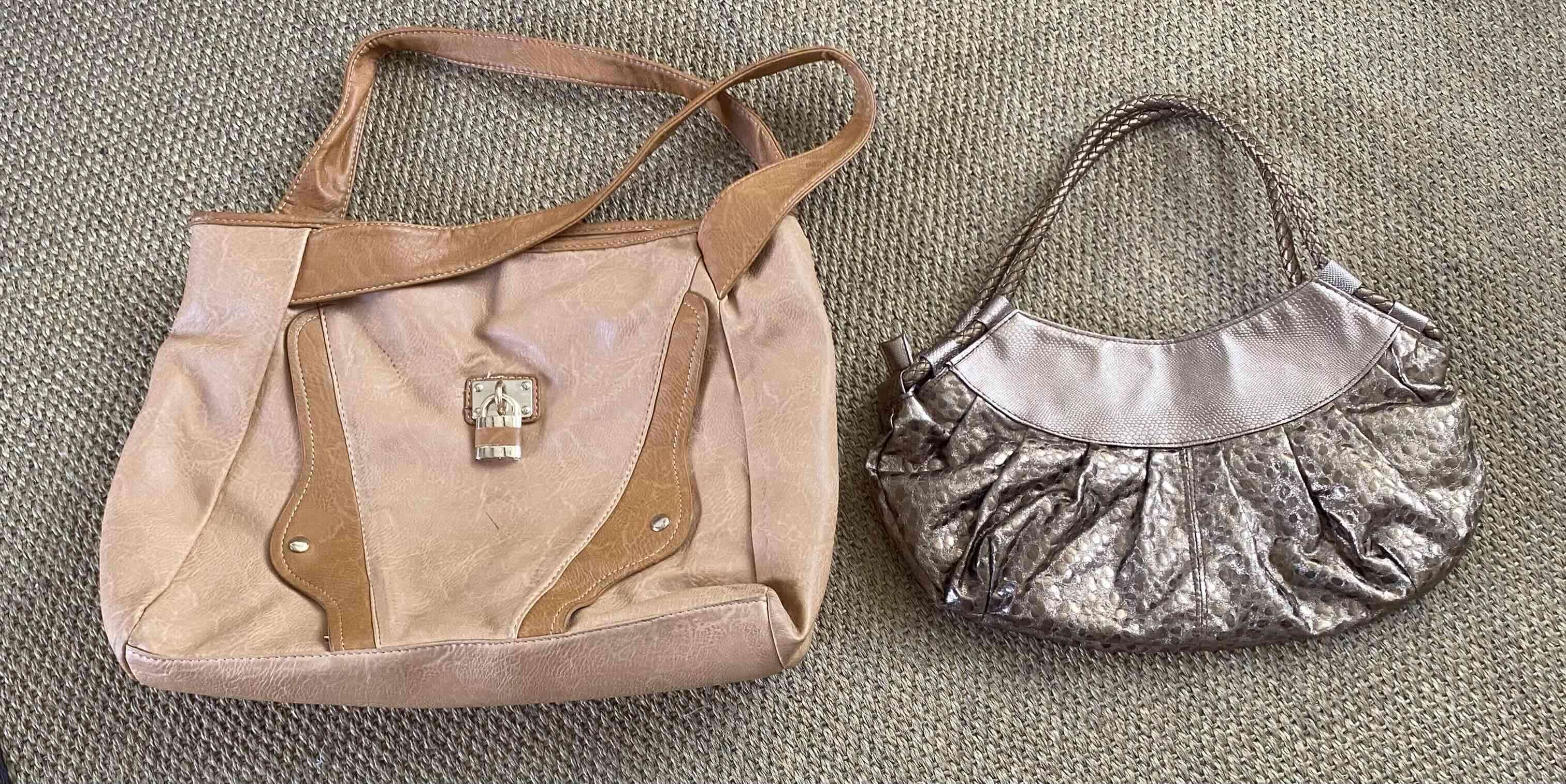 Dos carteras de mujer