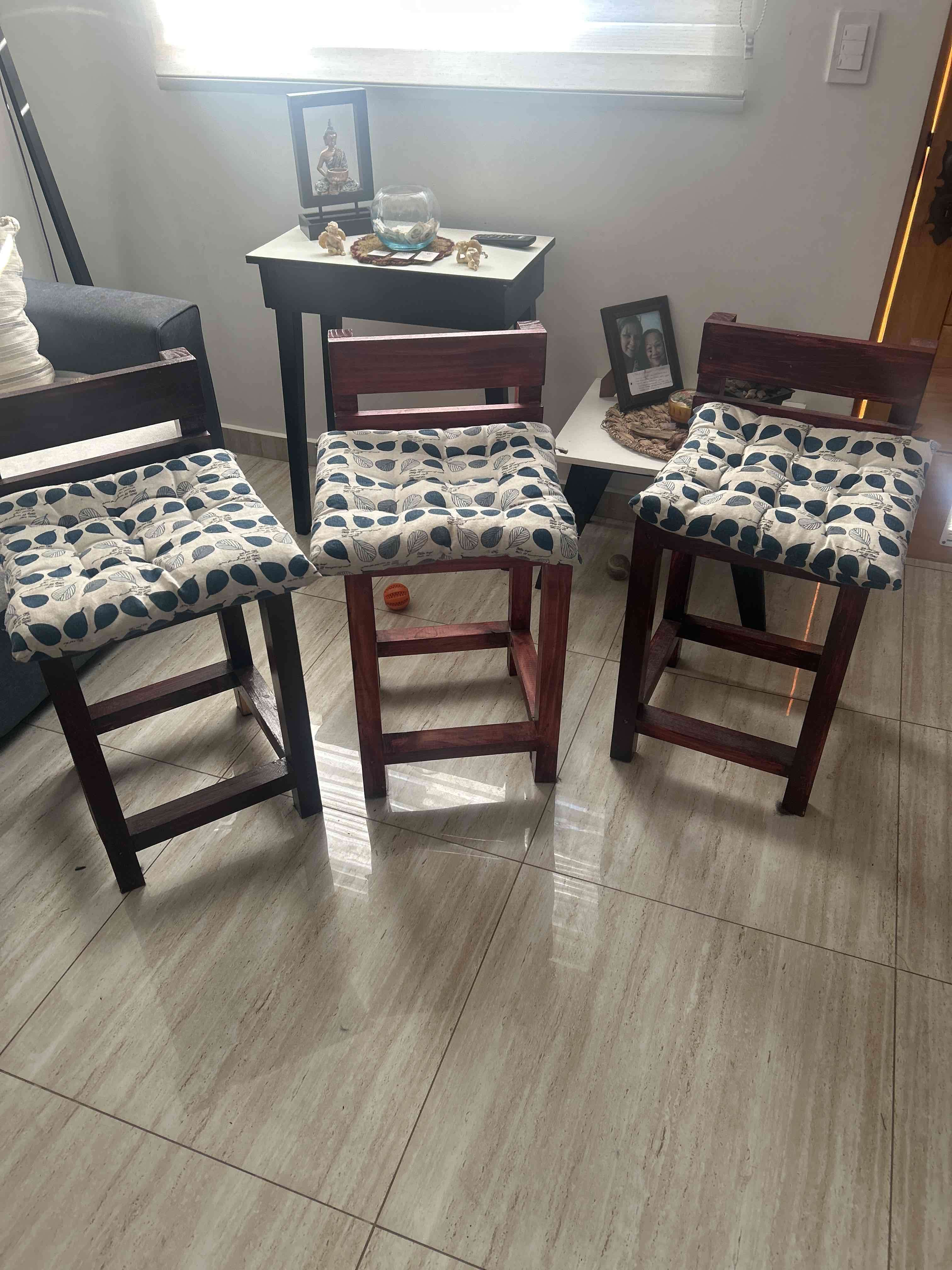 Juego de tres sillas de madera - 1