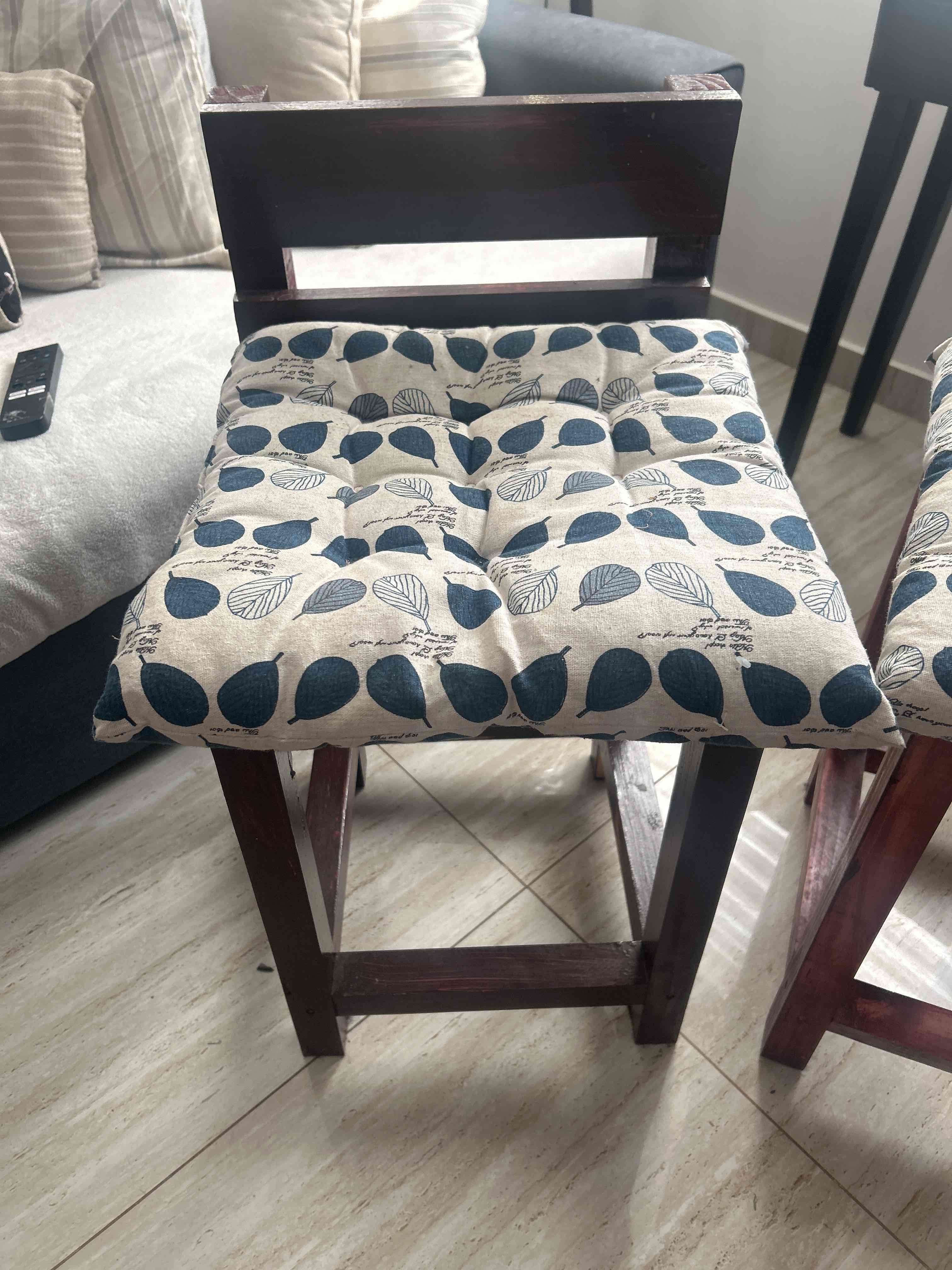 Juego de tres sillas de madera - 2