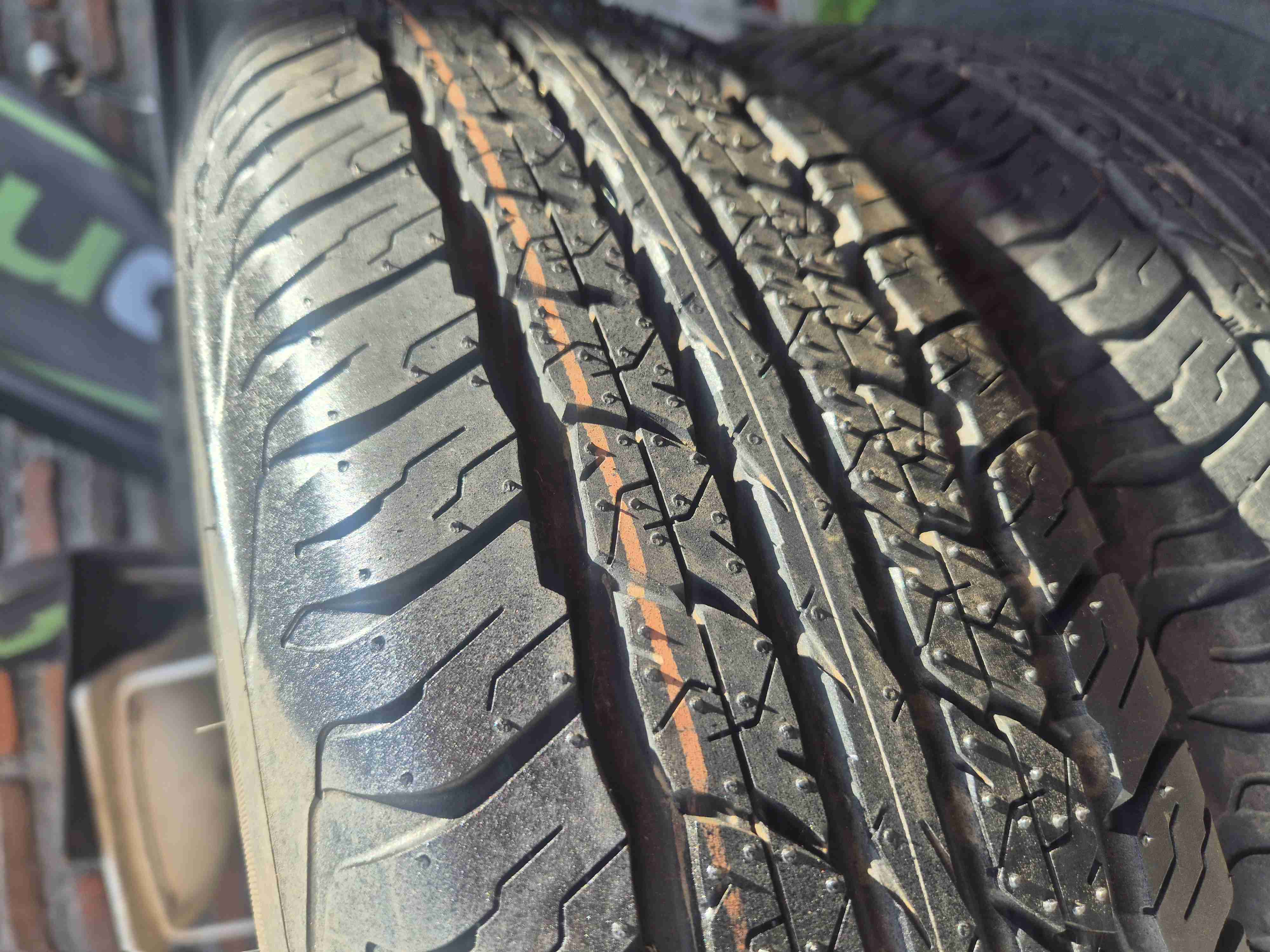 Neumático usado con buen dibujo - 1